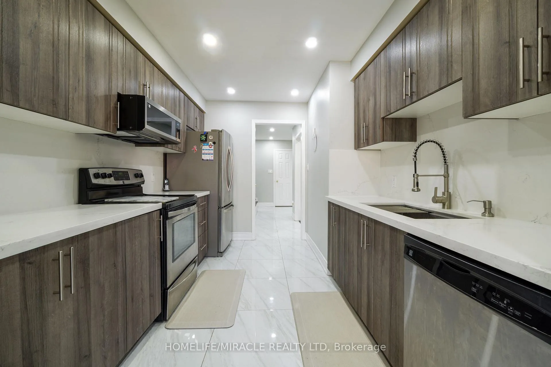 Photo 9 of 18 Prairie Rose Circle, Brampton, Sandringham-Wellington — HOMEH