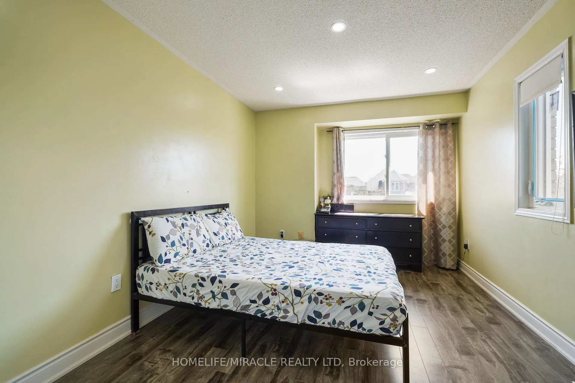 Photo 21 of 18 Prairie Rose Circle, Brampton, Sandringham-Wellington — HOMEH