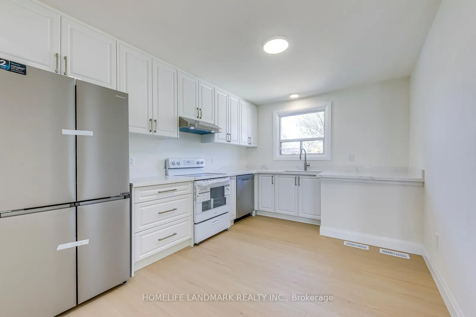 Photo 4 of 451 Sandmere Place, Oakville, West — HOMEH