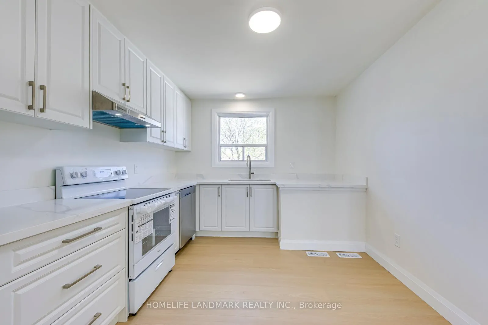 Photo 5 of 451 Sandmere Place, Oakville, West — HOMEH