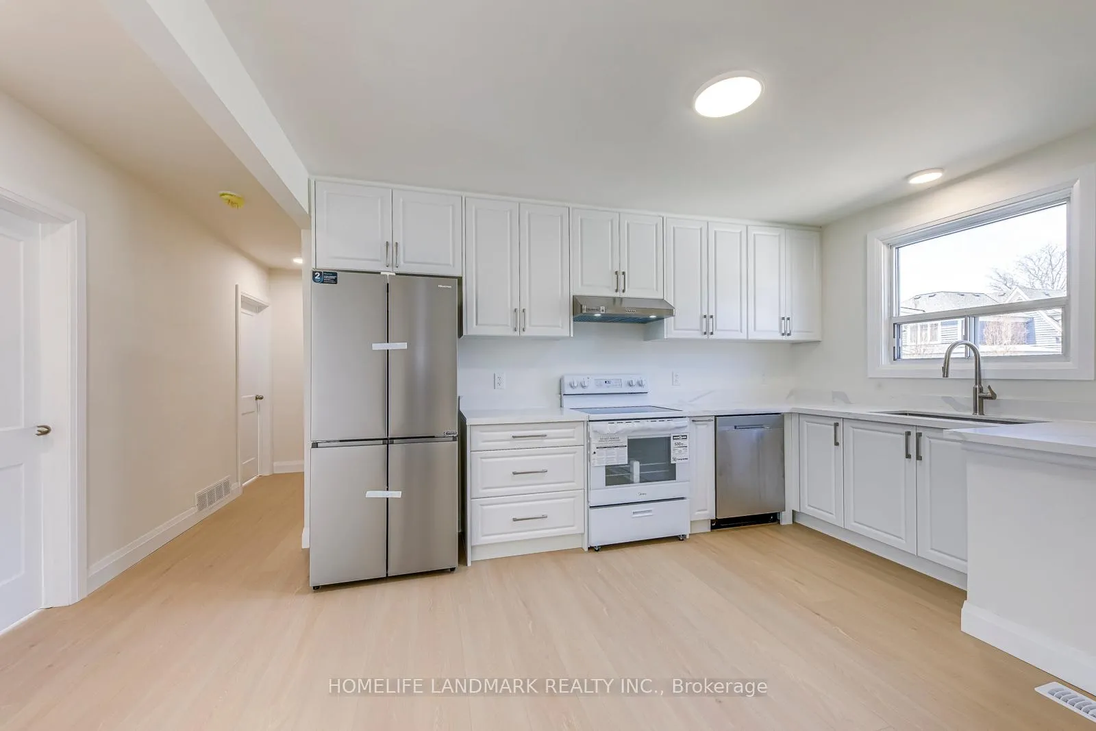 Photo 6 of 451 Sandmere Place, Oakville, West — HOMEH