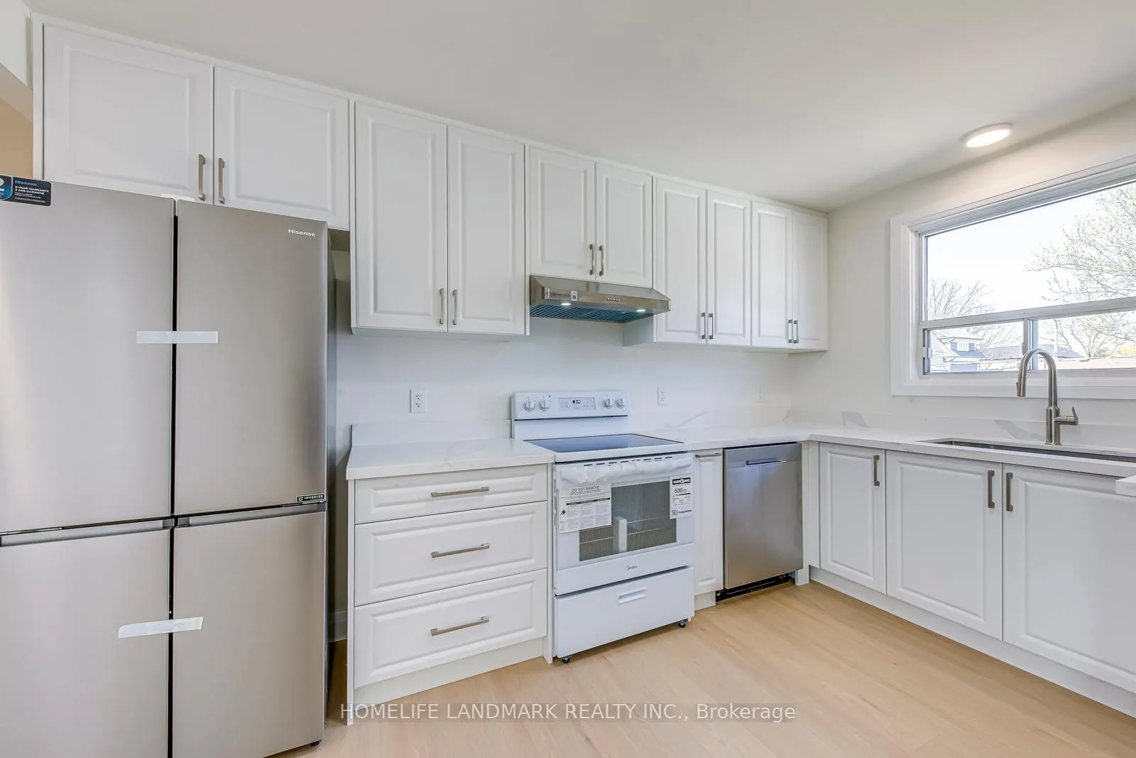 Photo 7 of 451 Sandmere Place, Oakville, West — HOMEH