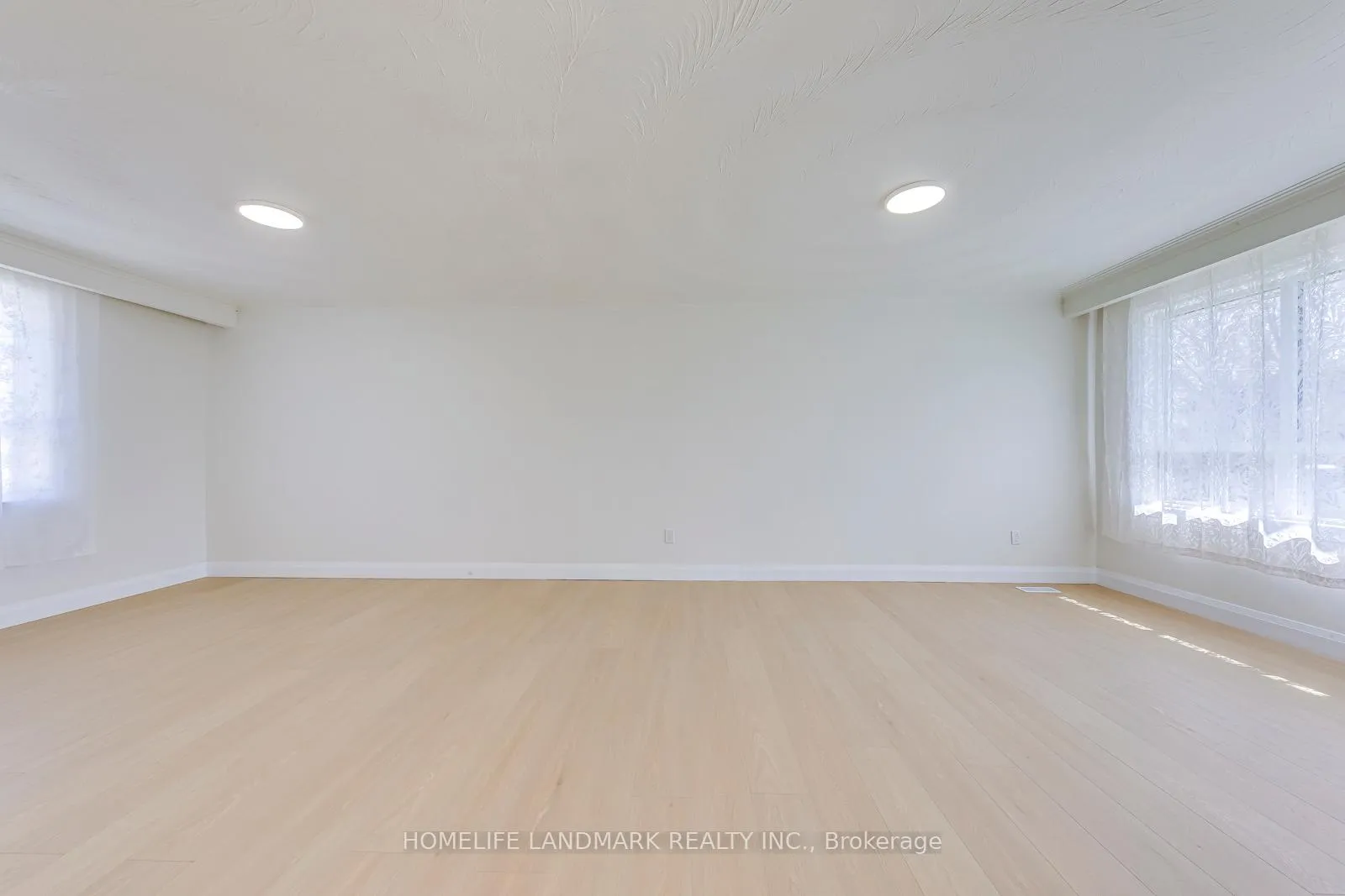 Photo 8 of 451 Sandmere Place, Oakville, West — HOMEH