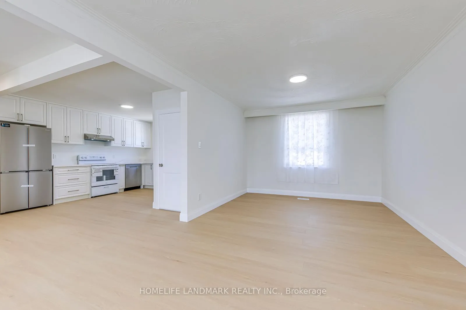 Photo 9 of 451 Sandmere Place, Oakville, West — HOMEH
