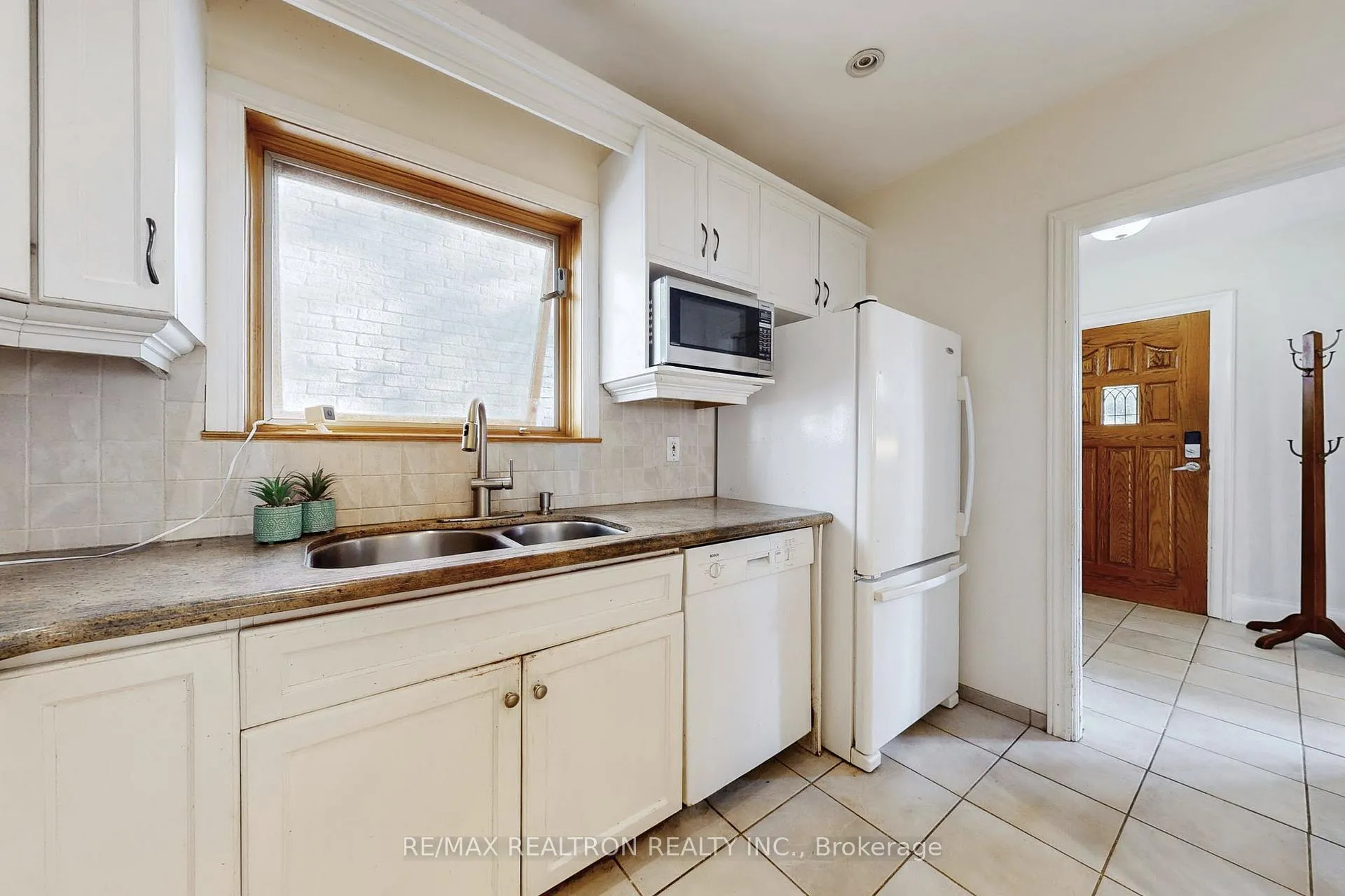 Photo 3 of 36 Claxton Boulevard W, Toronto, Humewood-Cedarvale — HOMEH