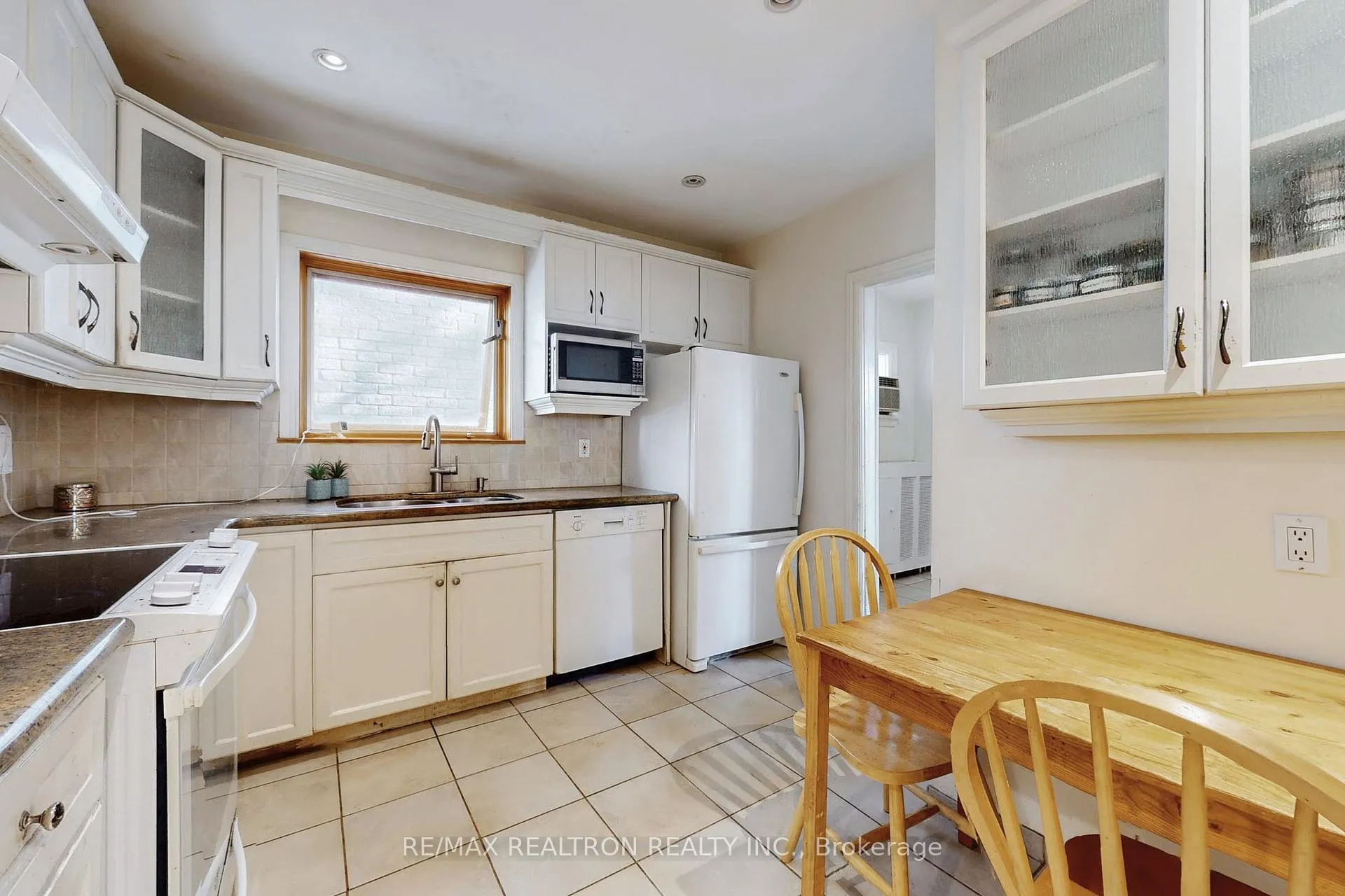 Photo 4 of 36 Claxton Boulevard W, Toronto, Humewood-Cedarvale — HOMEH
