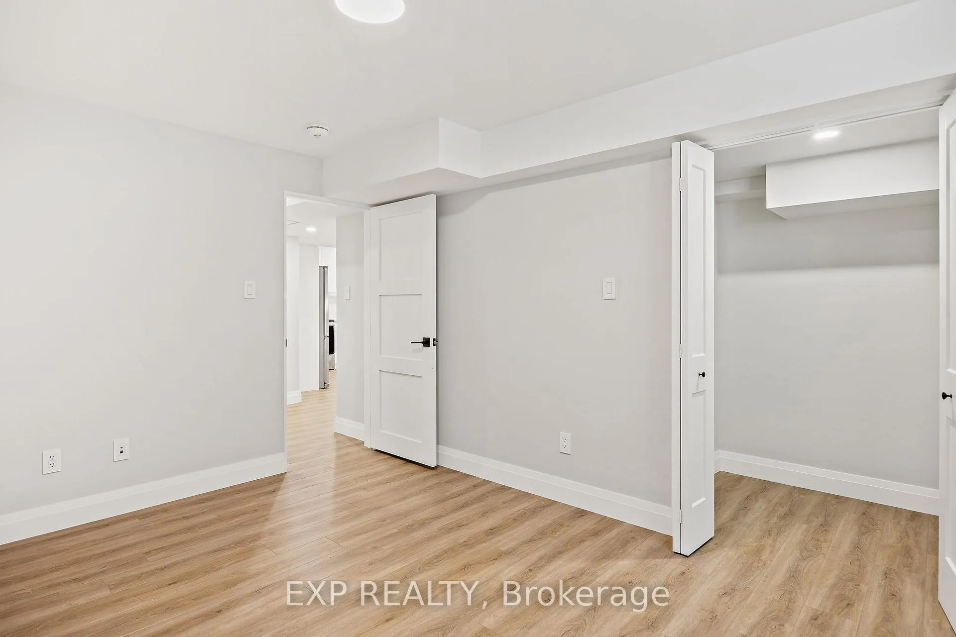 Photo 7 of 19 Master Green Crescent, Brampton, Snelgrove — HOMEH