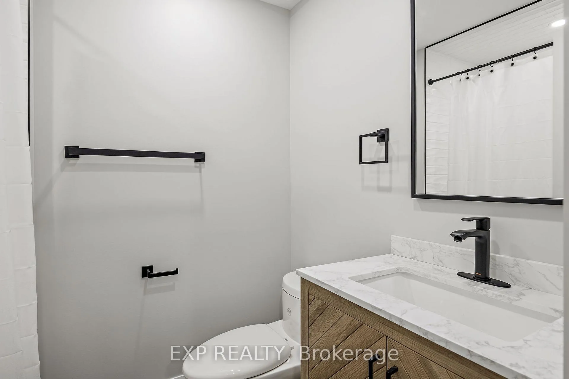 Photo 9 of 19 Master Green Crescent, Brampton, Snelgrove — HOMEH