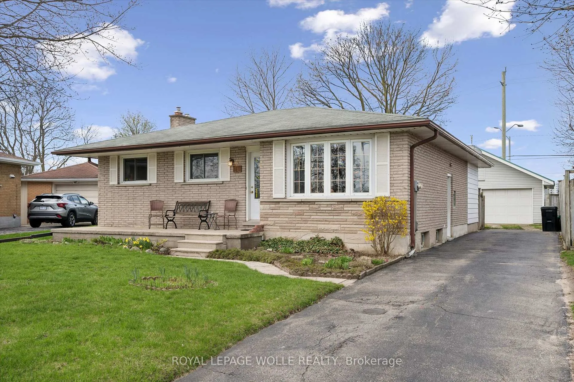 Photo 2 of 26 Parkhill Court, Kitchener — HOMEH