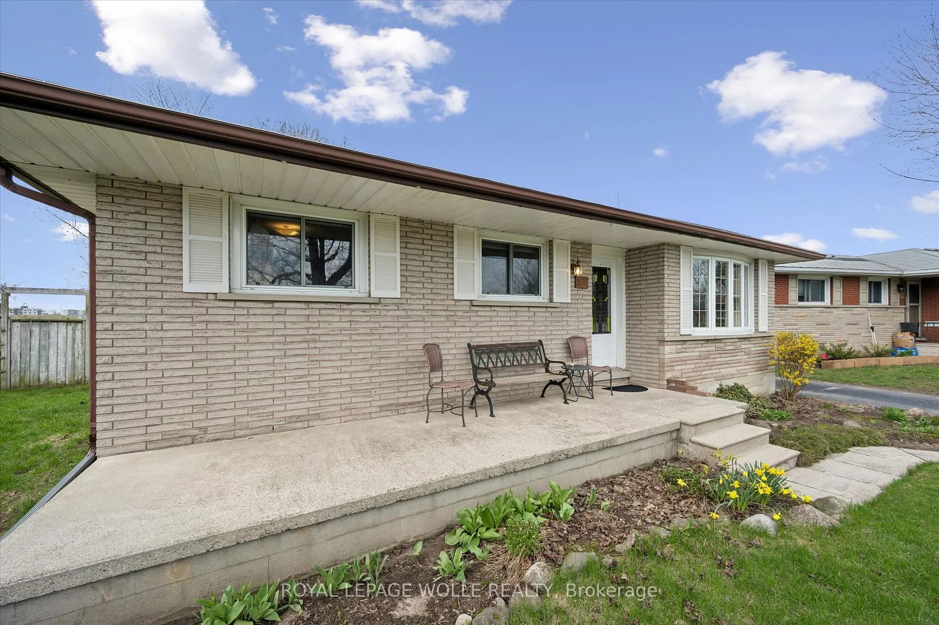 Photo 3 of 26 Parkhill Court, Kitchener — HOMEH