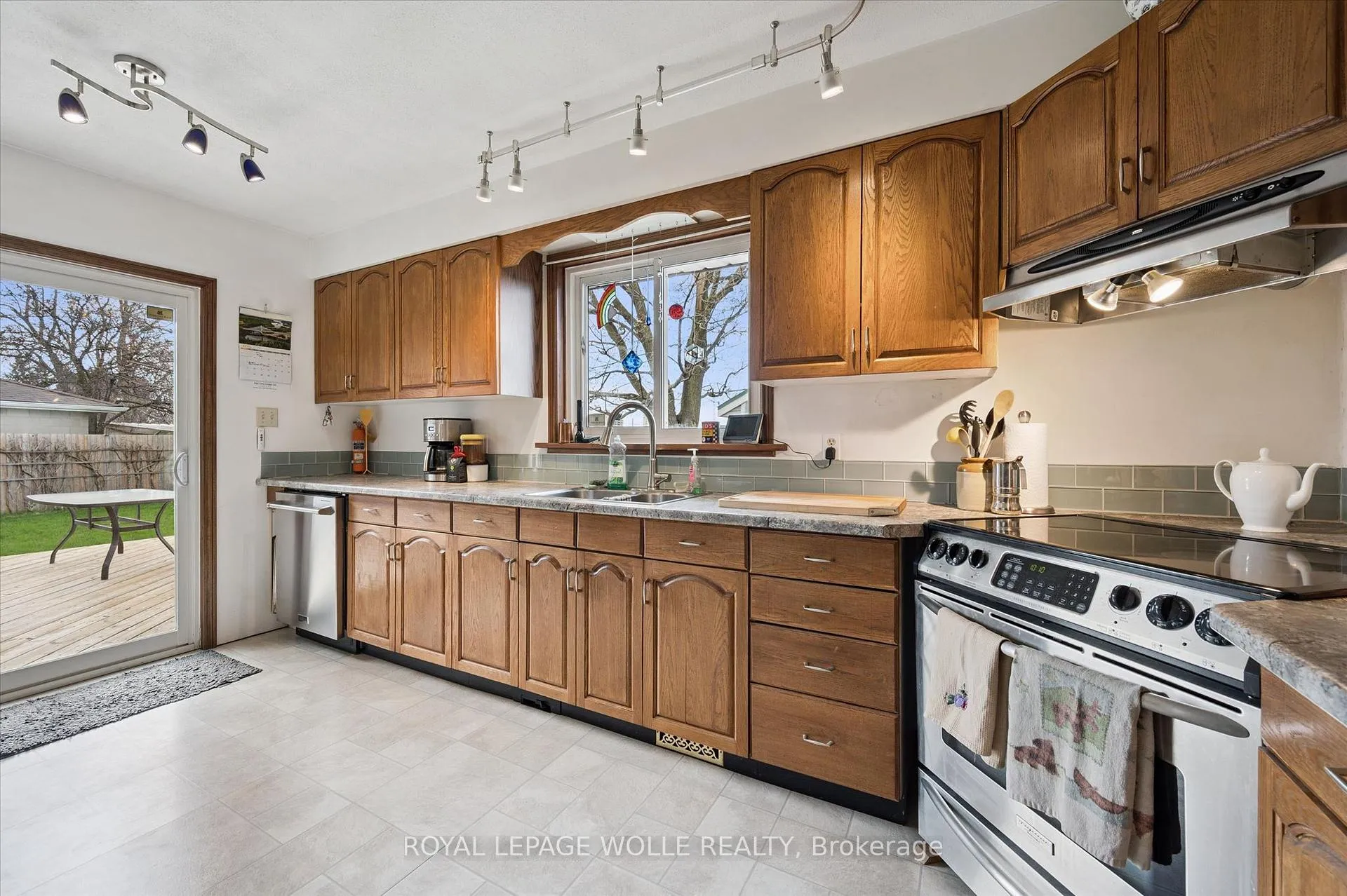 Photo 9 of 26 Parkhill Court, Kitchener — HOMEH