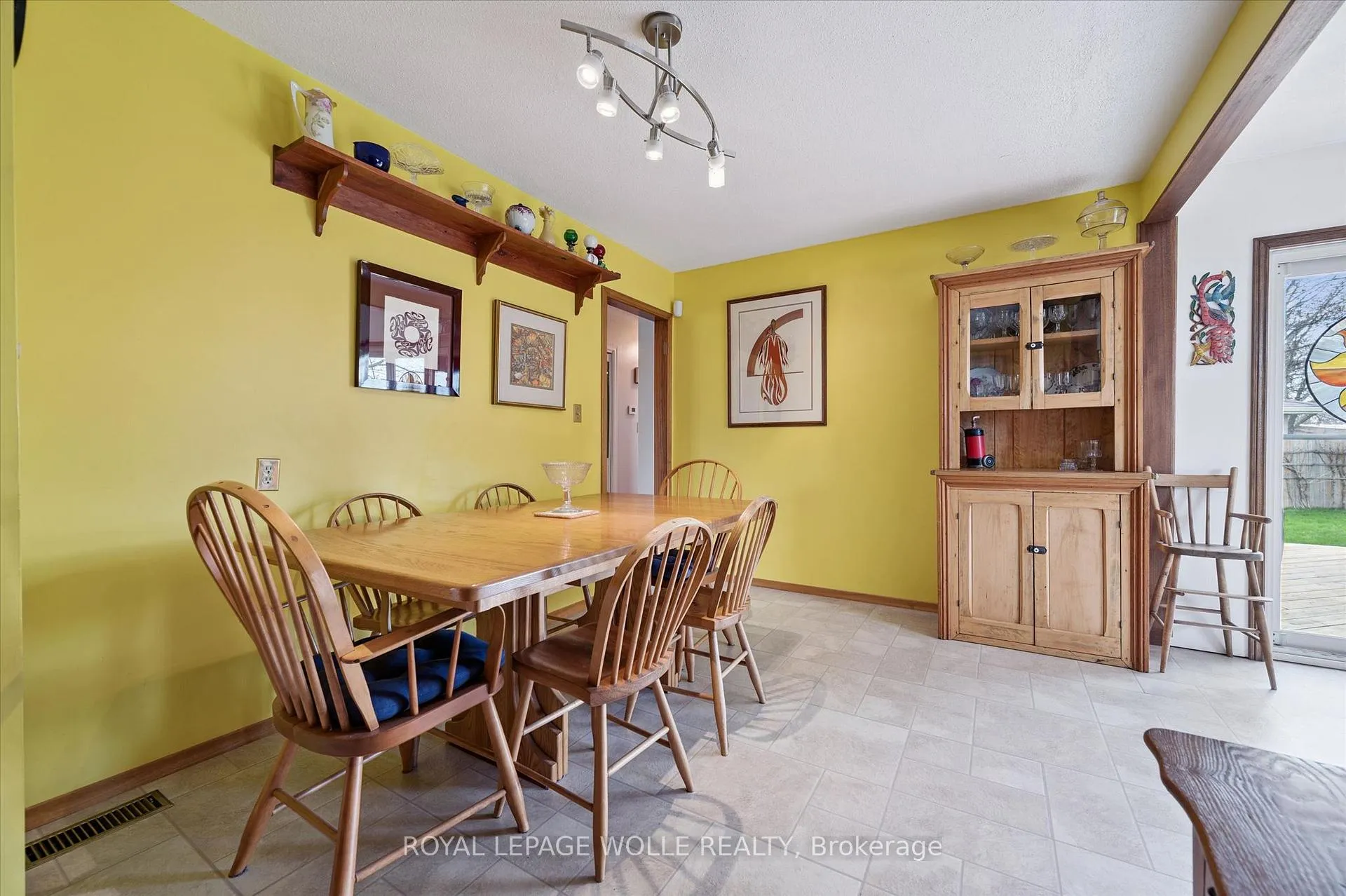 Photo 12 of 26 Parkhill Court, Kitchener — HOMEH
