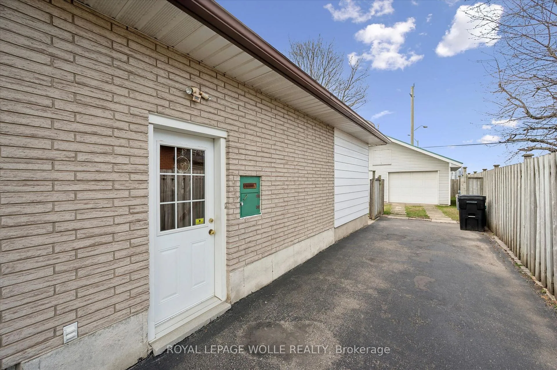 Photo 32 of 26 Parkhill Court, Kitchener — HOMEH
