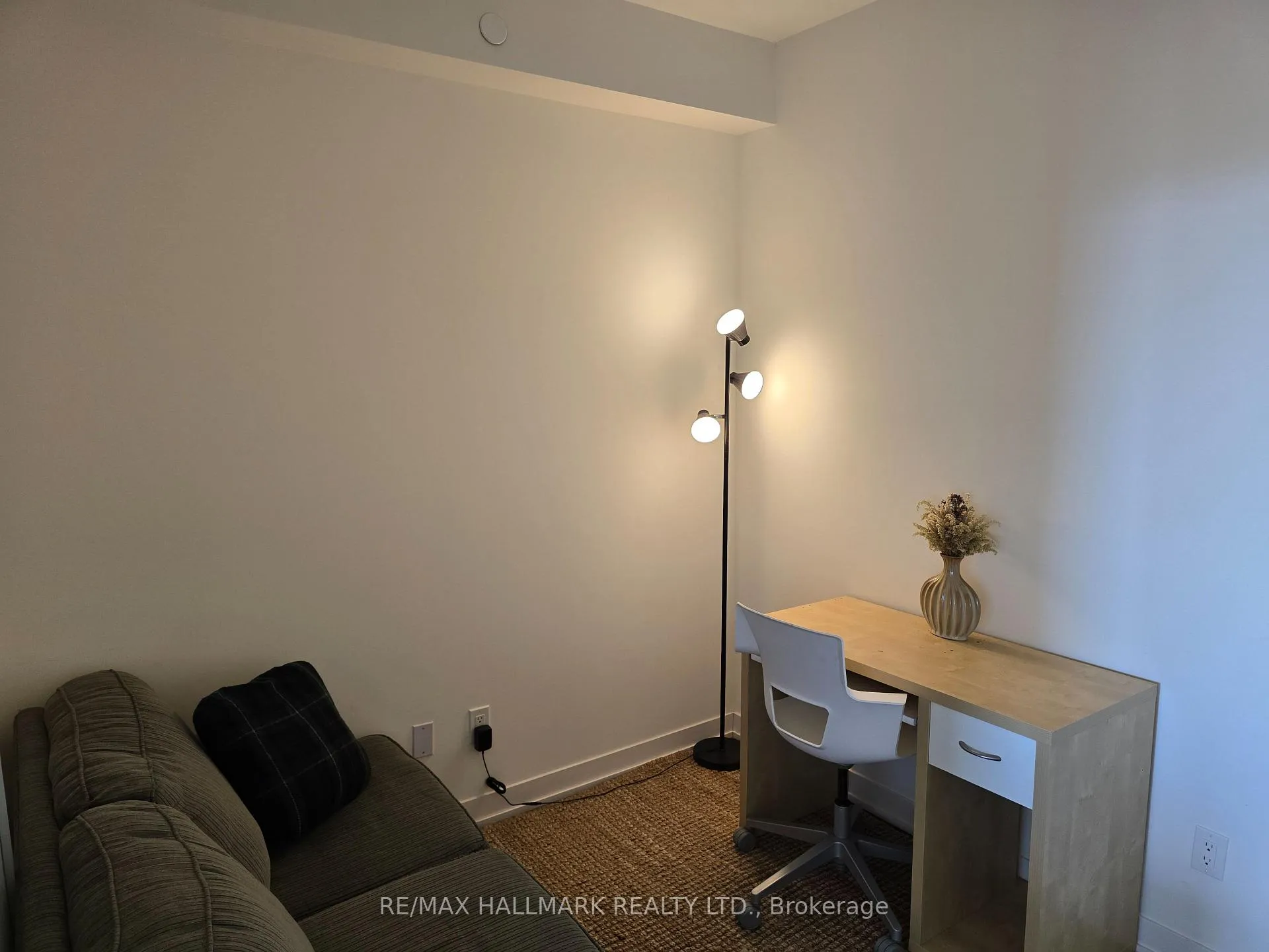 Photo 7 of Unit 707, 6 David Eyer Road, Richmond Hill, Rural Richmond Hill — HOMEH