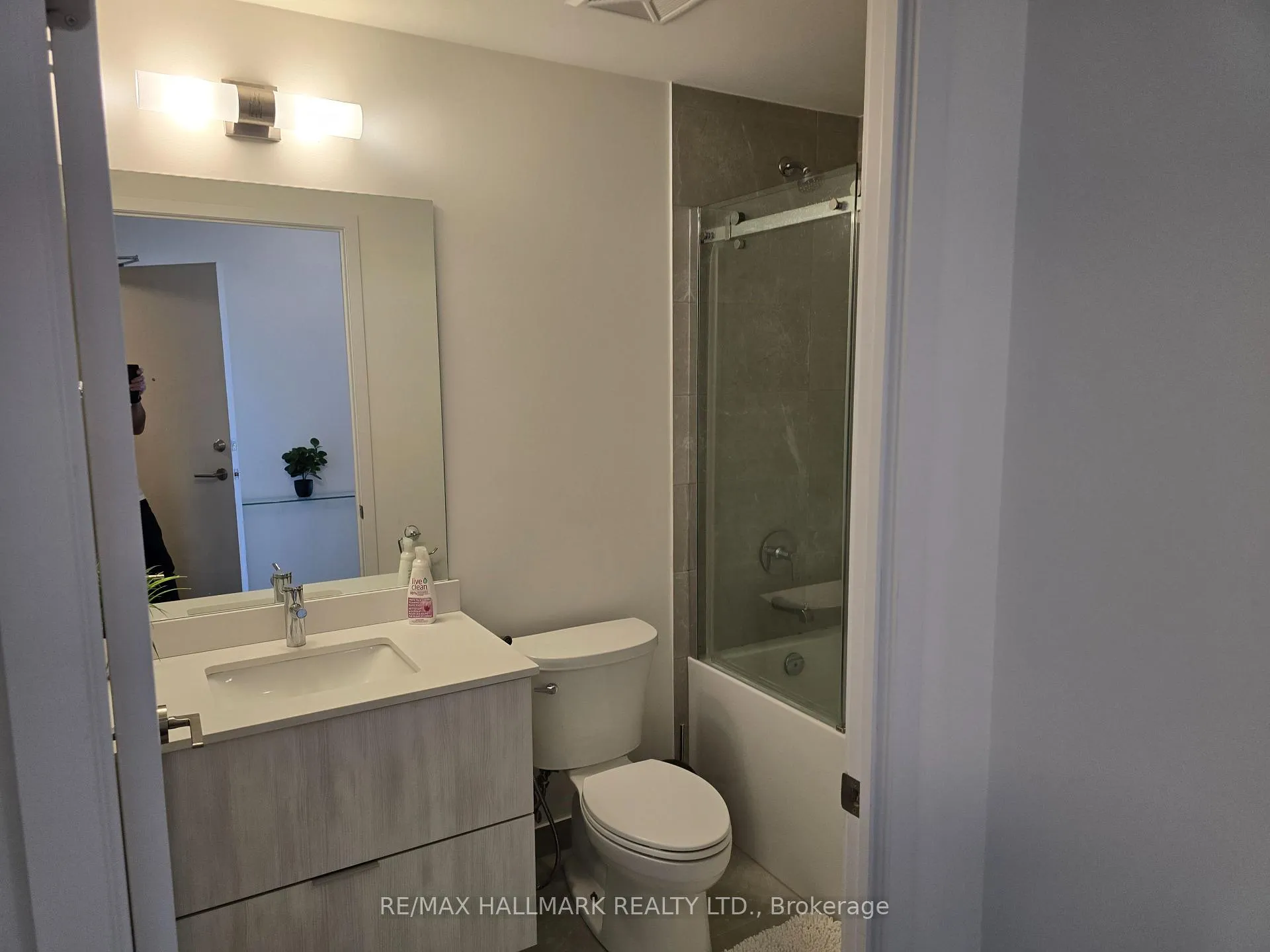 Photo 13 of Unit 707, 6 David Eyer Road, Richmond Hill, Rural Richmond Hill — HOMEH