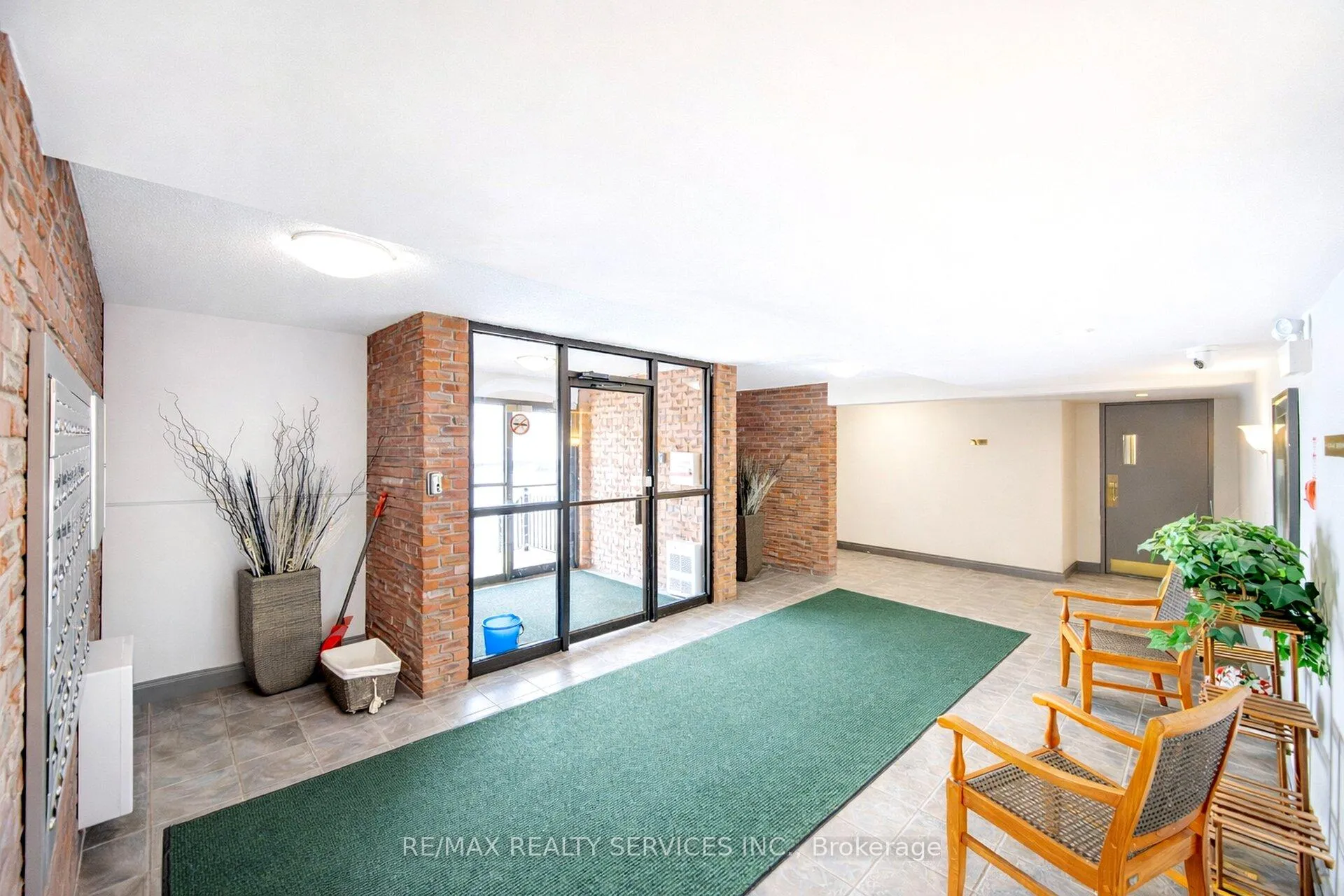 Photo 3 of Unit 105, 580 Mary Street E, Whitby, Downtown Whitby — HOMEH