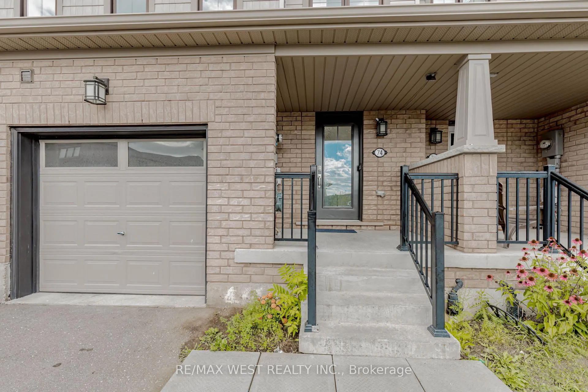 Photo 3 of 74 Pagebrook Crescent, Hamilton, Stoney Creek Mountain — HOMEH