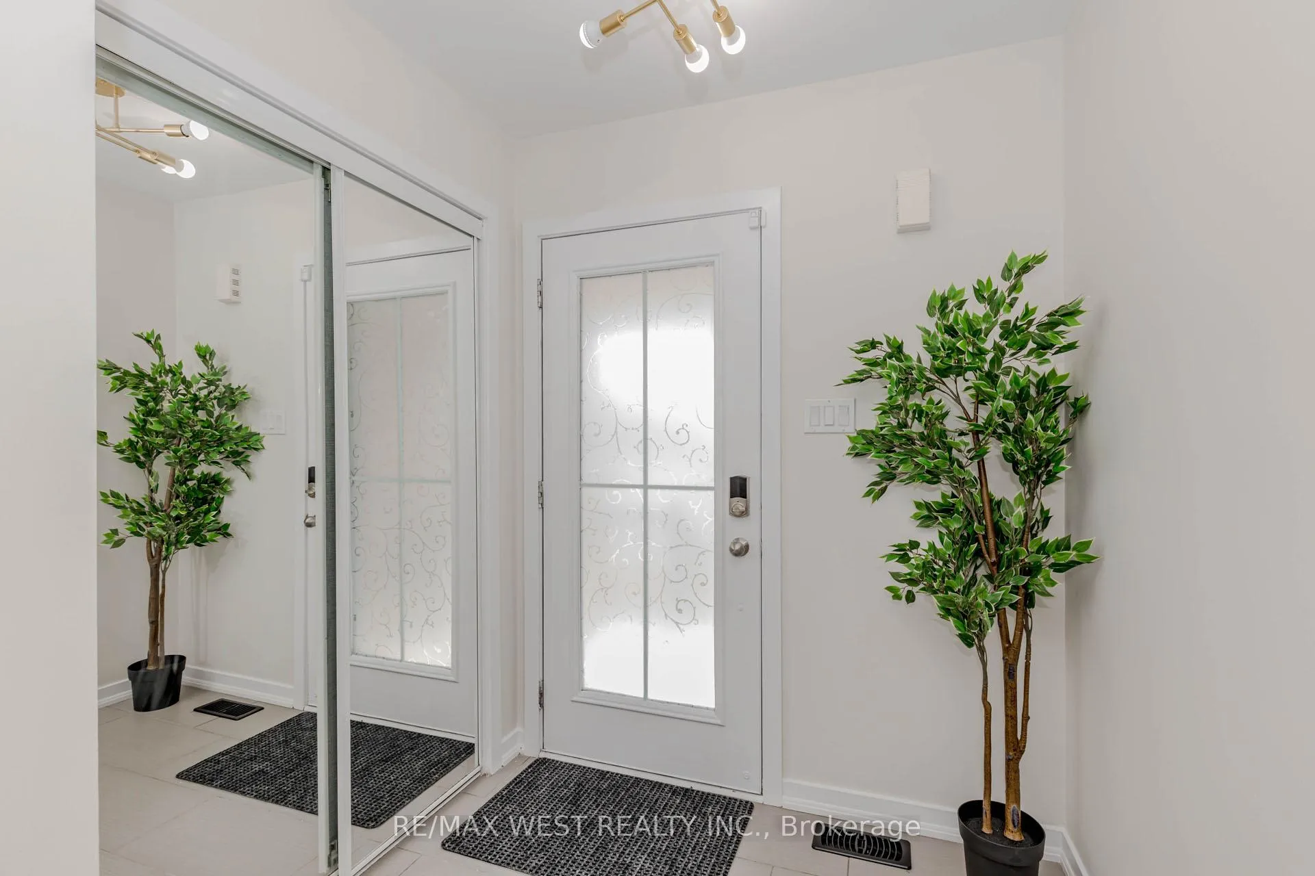 Photo 4 of 74 Pagebrook Crescent, Hamilton, Stoney Creek Mountain — HOMEH