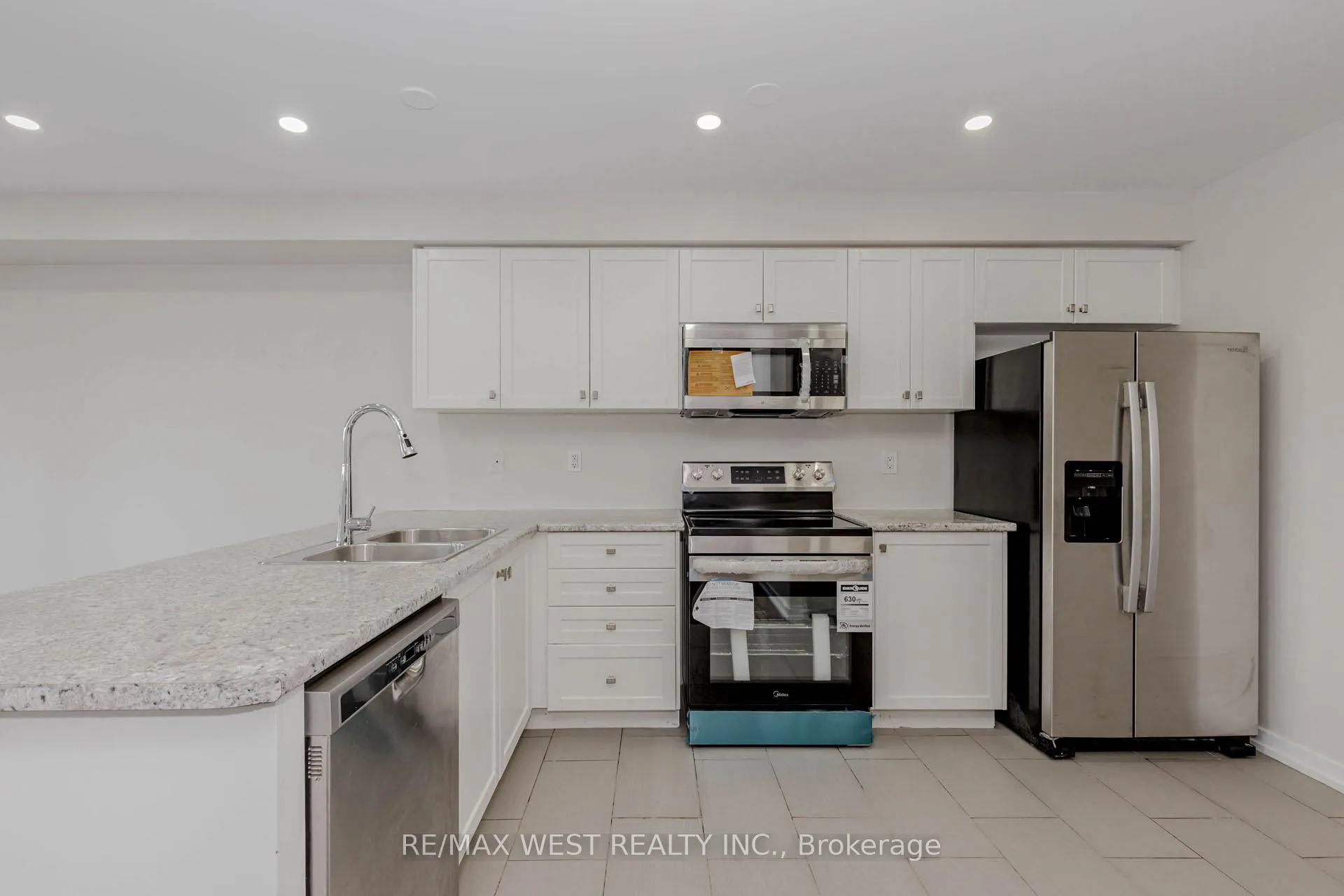 Photo 7 of 74 Pagebrook Crescent, Hamilton, Stoney Creek Mountain — HOMEH