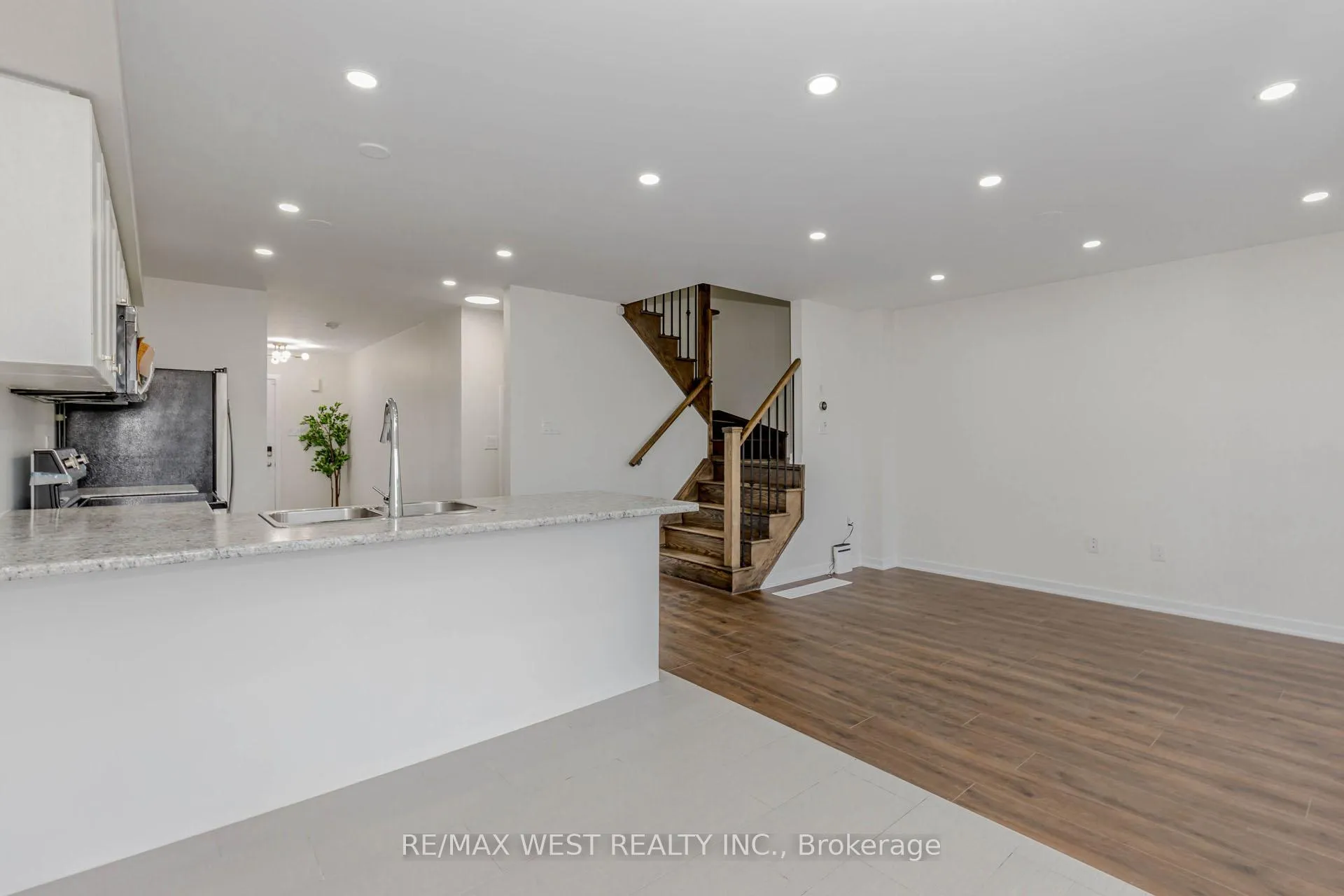Photo 9 of 74 Pagebrook Crescent, Hamilton, Stoney Creek Mountain — HOMEH