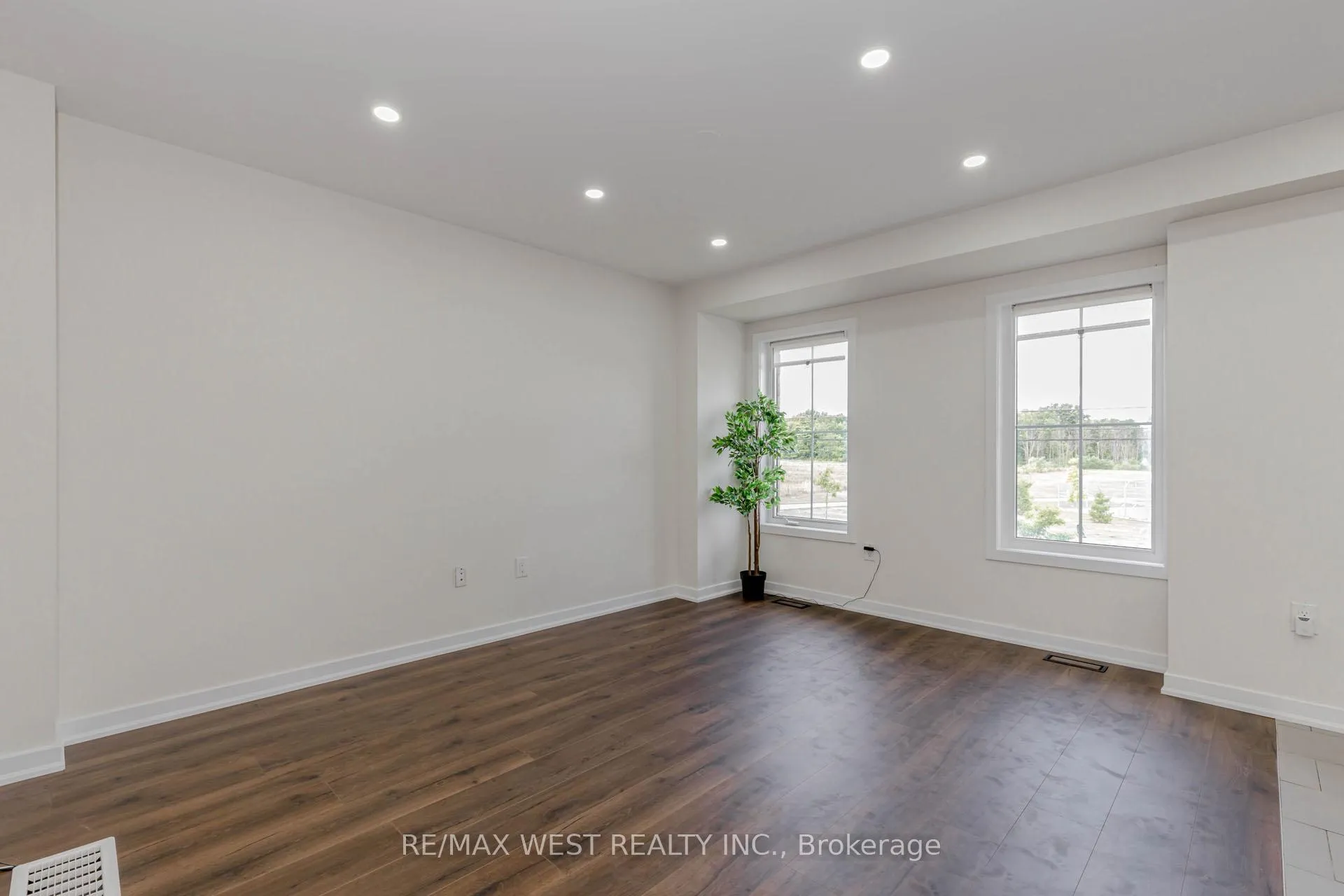 Photo 10 of 74 Pagebrook Crescent, Hamilton, Stoney Creek Mountain — HOMEH