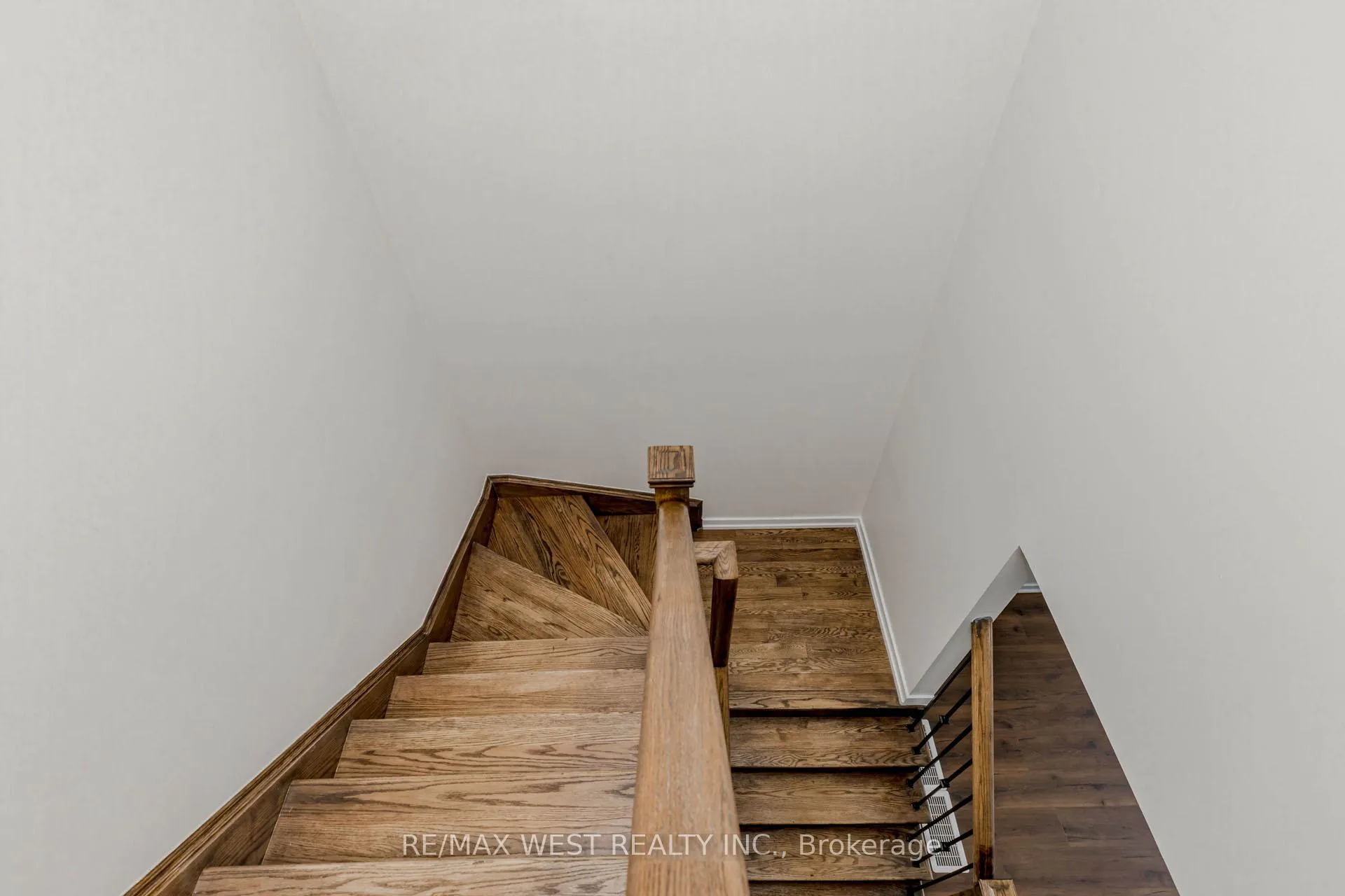 Photo 14 of 74 Pagebrook Crescent, Hamilton, Stoney Creek Mountain — HOMEH