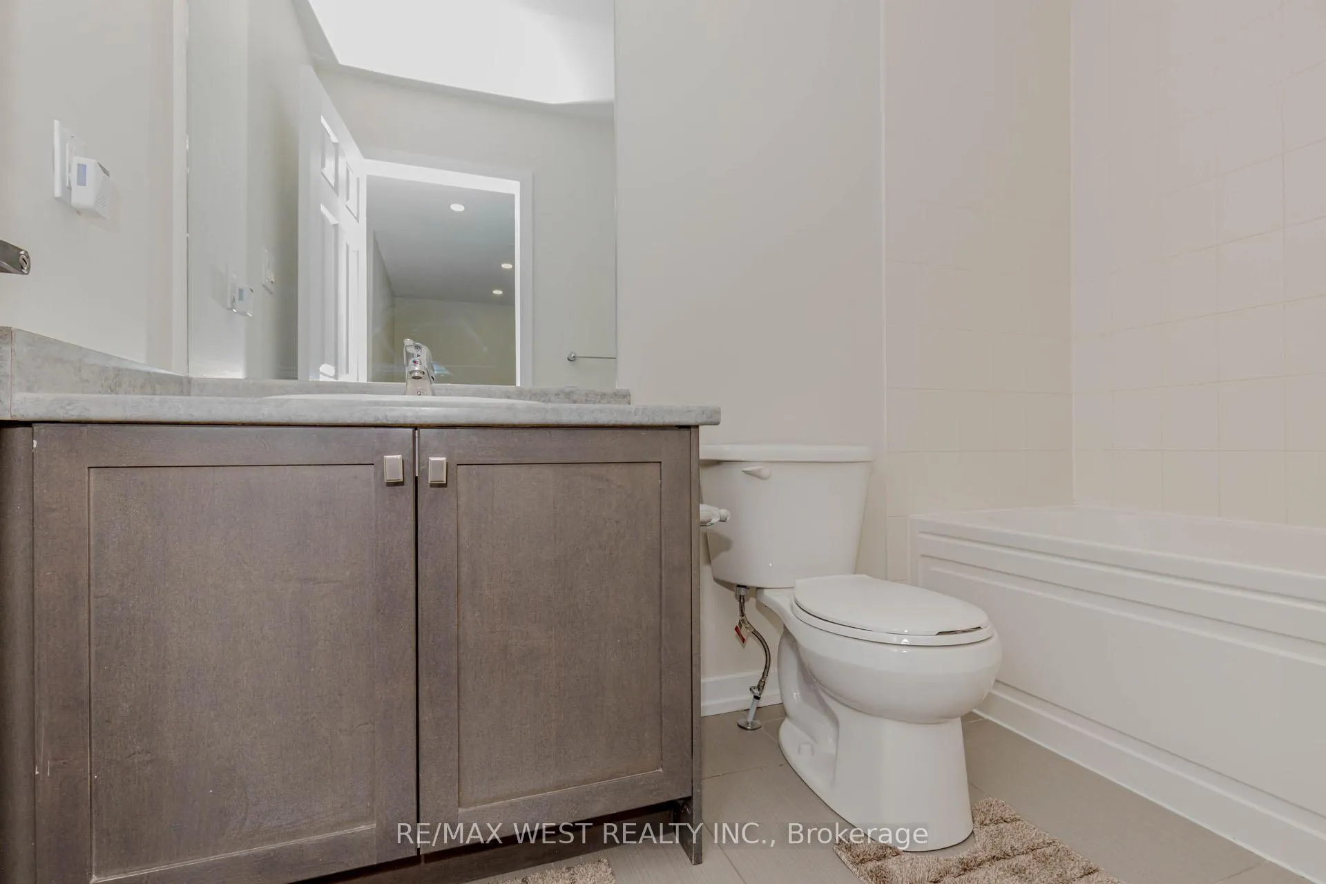 Photo 24 of 74 Pagebrook Crescent, Hamilton, Stoney Creek Mountain — HOMEH