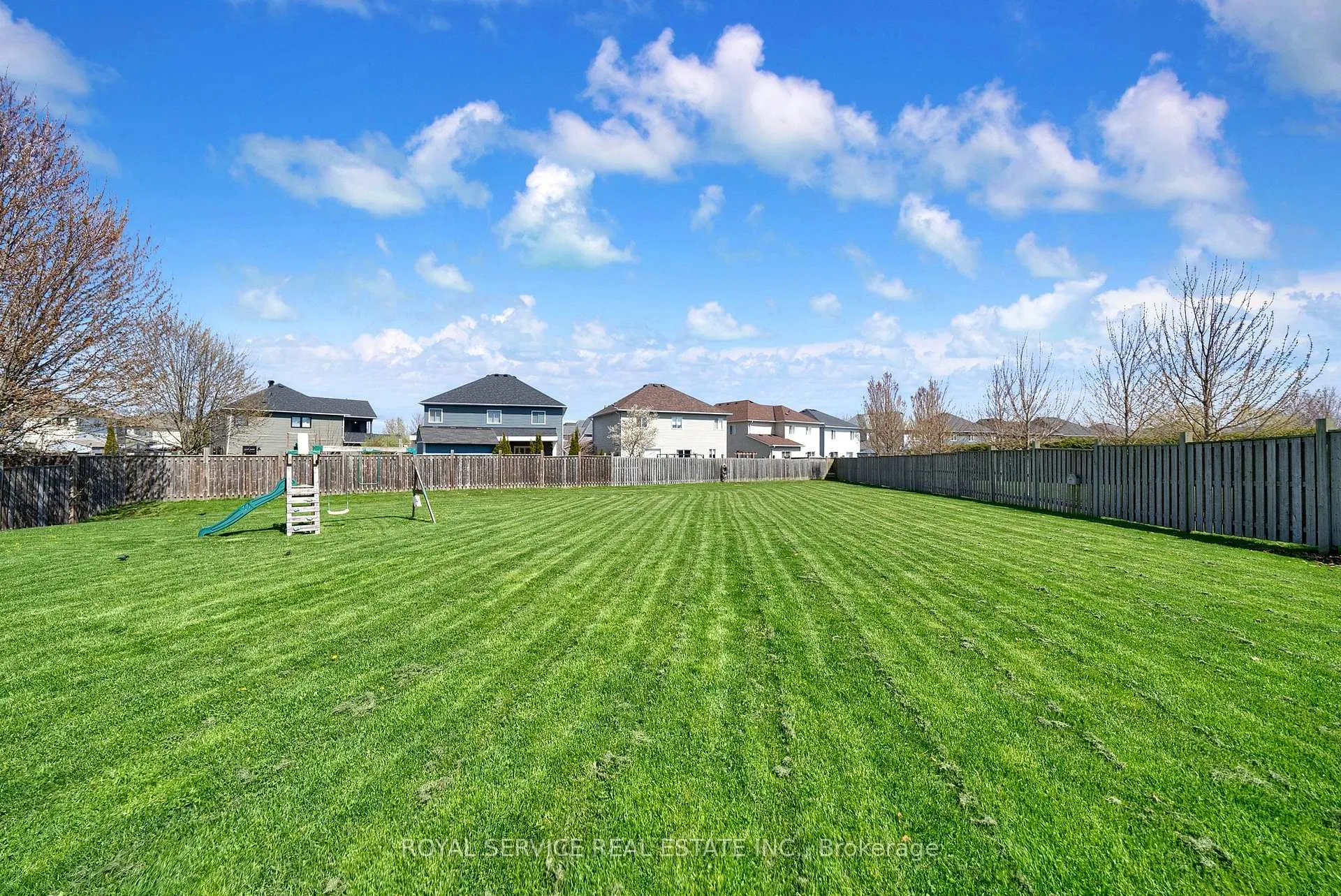 Photo 2 of 35 Alldread Crescent, Clarington, Newcastle — HOMEH
