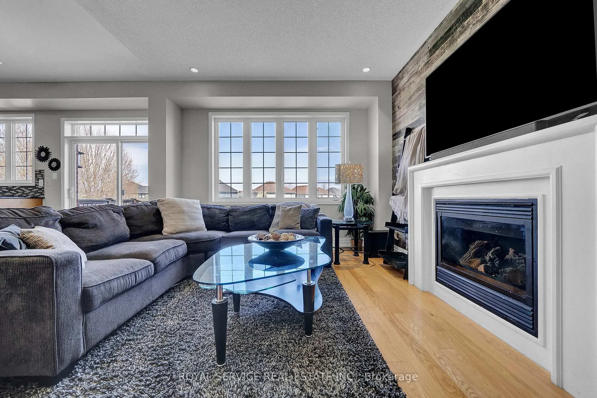 Photo 7 of 35 Alldread Crescent, Clarington, Newcastle — HOMEH