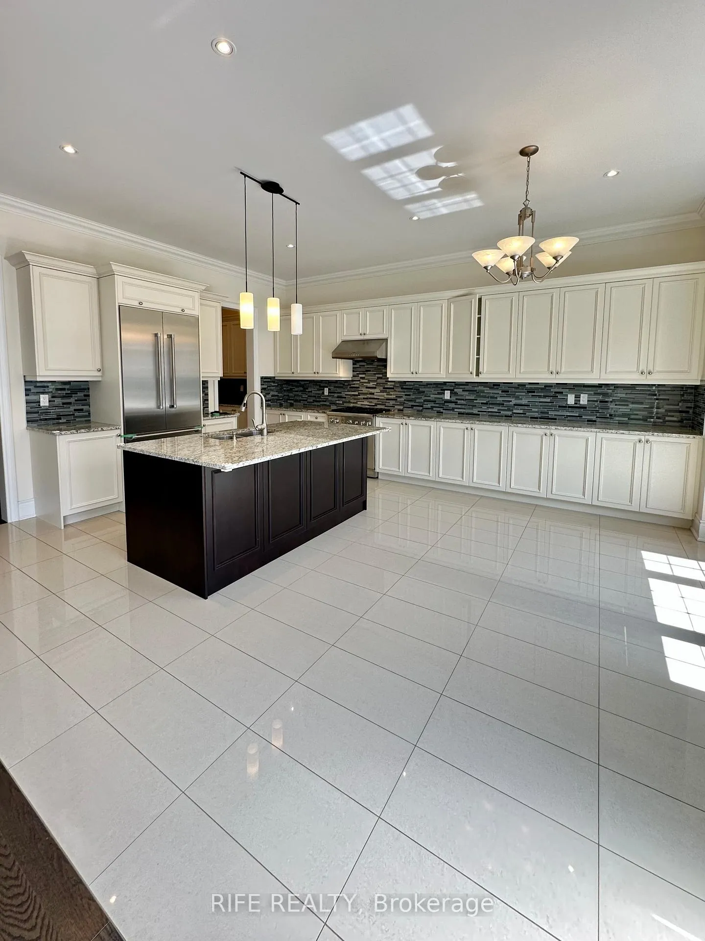 Photo 3 of 11 Yates Avenue, Vaughan, Patterson — HOMEH