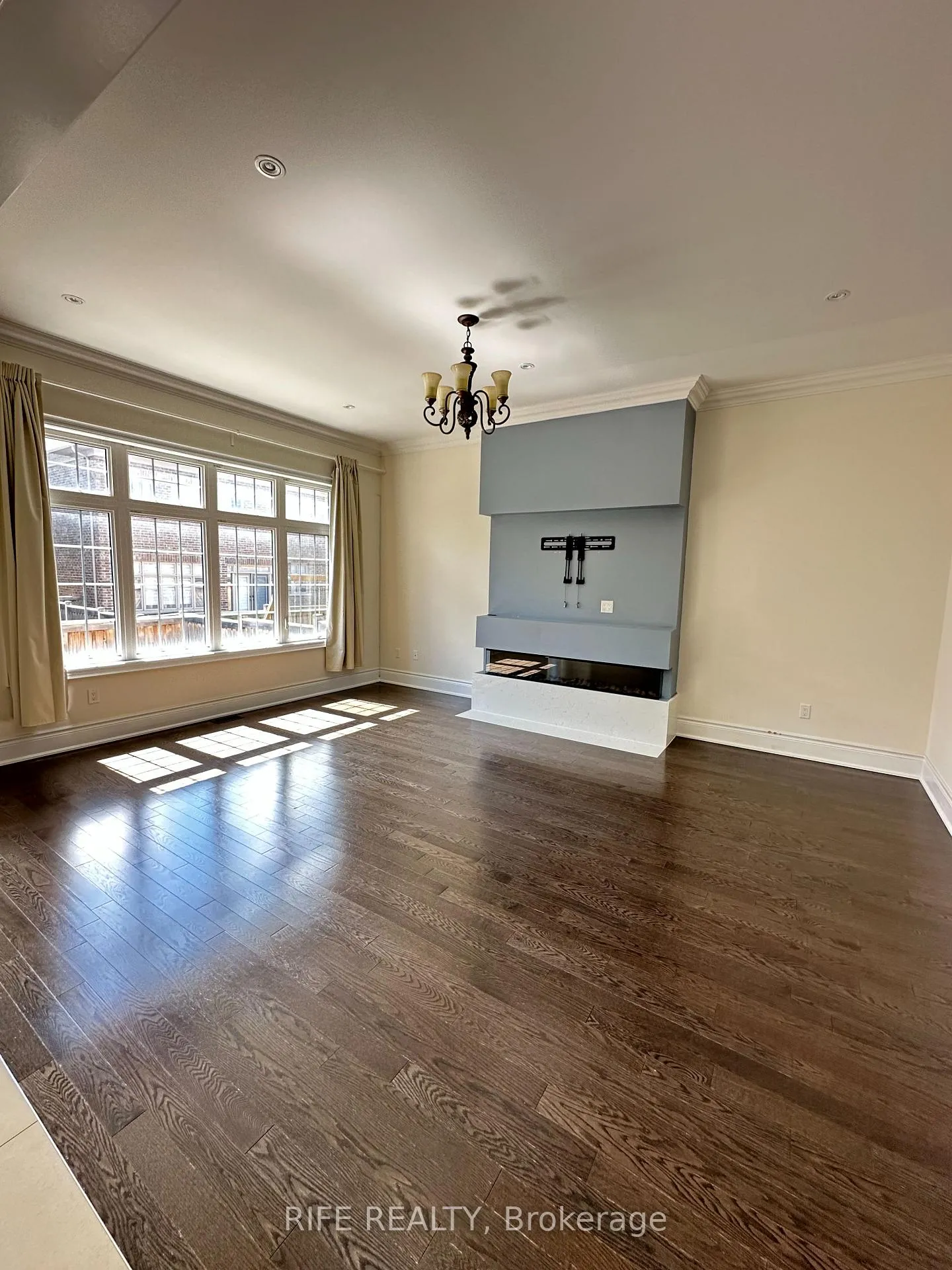Photo 5 of 11 Yates Avenue, Vaughan, Patterson — HOMEH