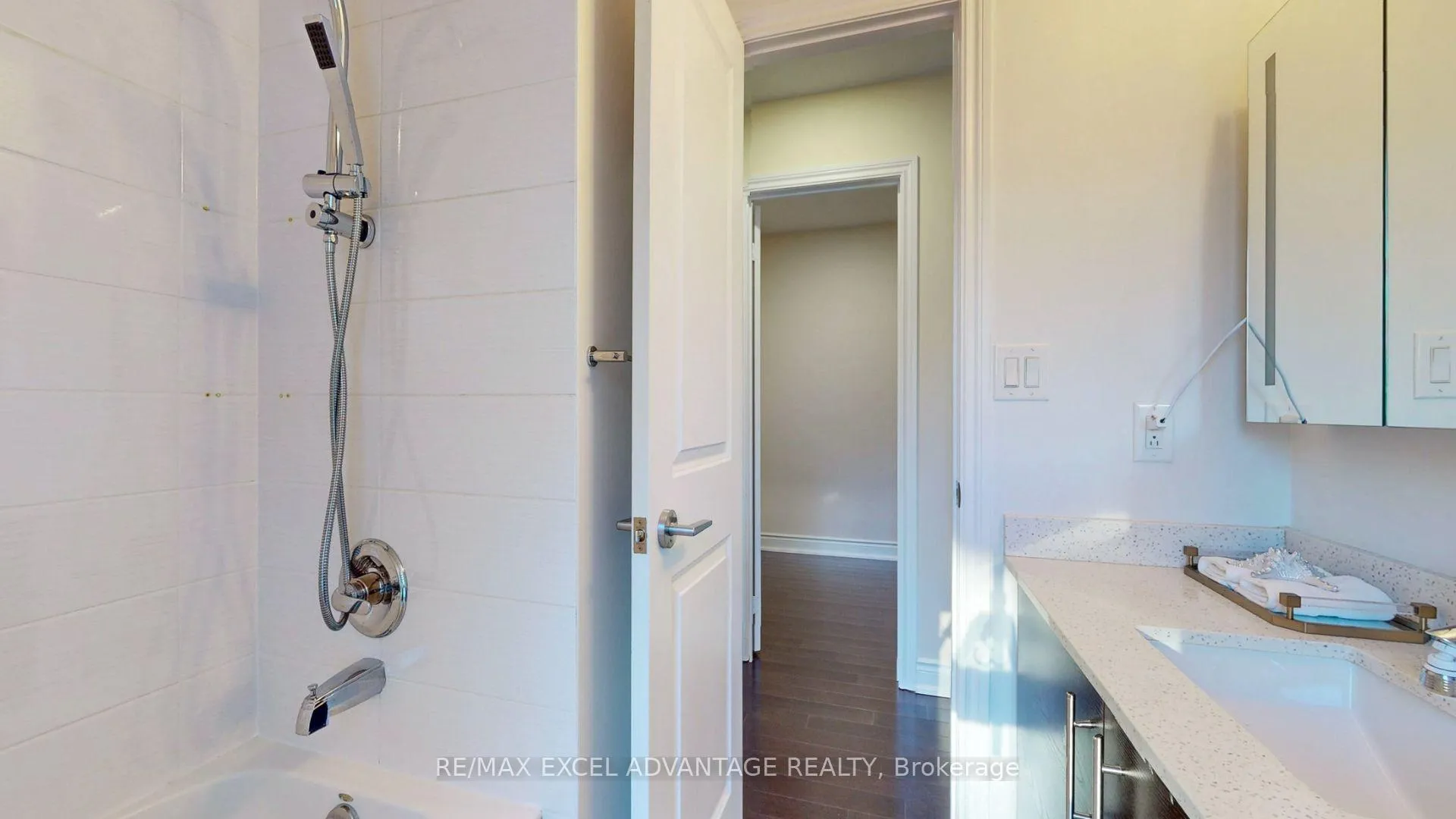 Photo 24 of 301 South Park Road, Markham, Commerce Valley — HOMEH