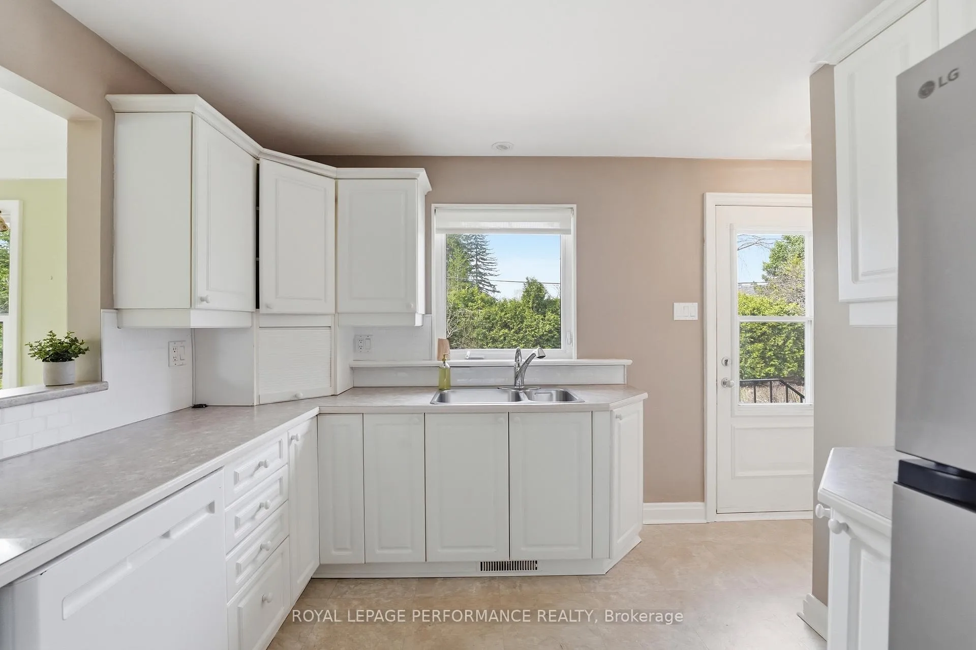Photo 19 of 880 Melwood Avenue, Ottawa, McKellar Heights/Glabar Park — HOMEH