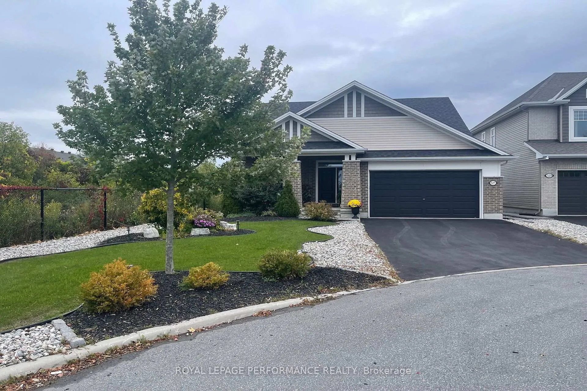 Photo 2 of 527 Silverbell Crescent, Ottawa, Blossom Park/Kemp Park/Findlay Creek — HOMEH