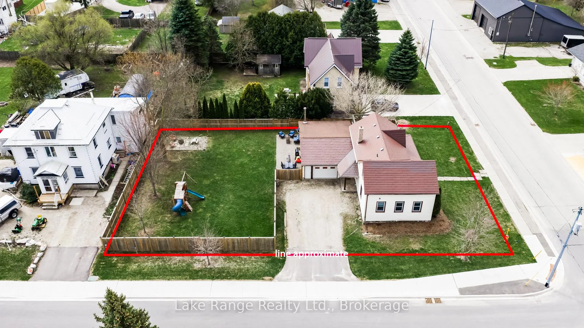 Photo 2 of 537 Inglis Street, Huron-Kinloss, Lucknow — HOMEH