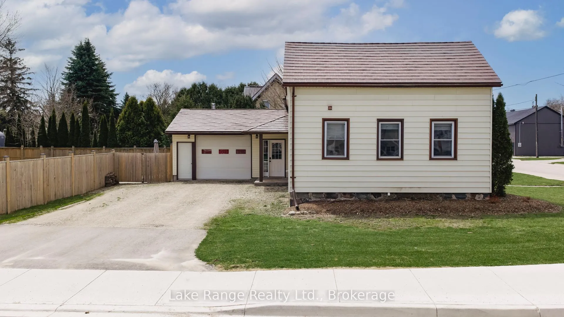 Photo 3 of 537 Inglis Street, Huron-Kinloss, Lucknow — HOMEH