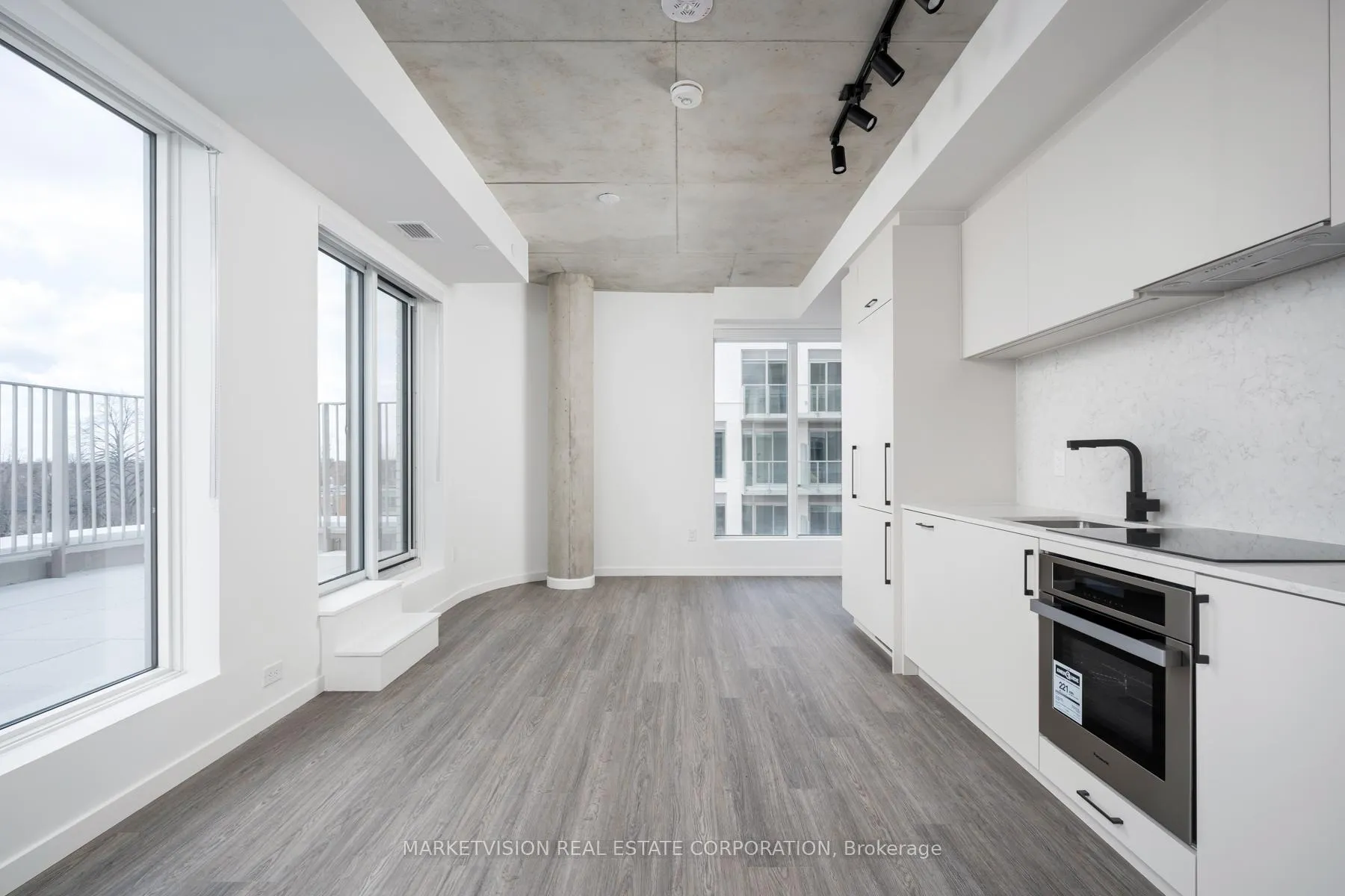 Front of Unit 428, 689 The Queensway