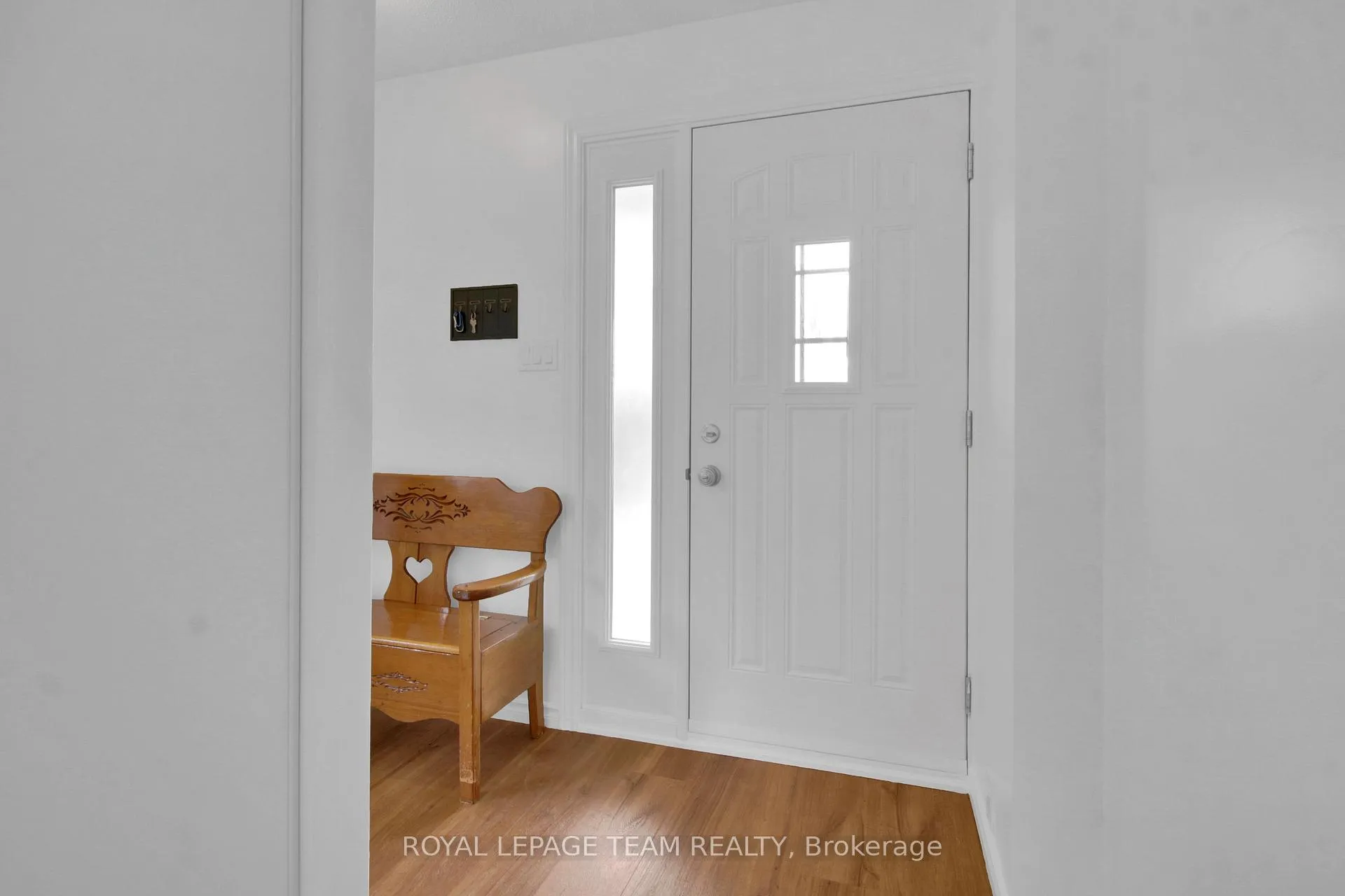 Photo 4 of Unit D, 30 Black Forest Lane, Ottawa, Arbeatha Park — HOMEH
