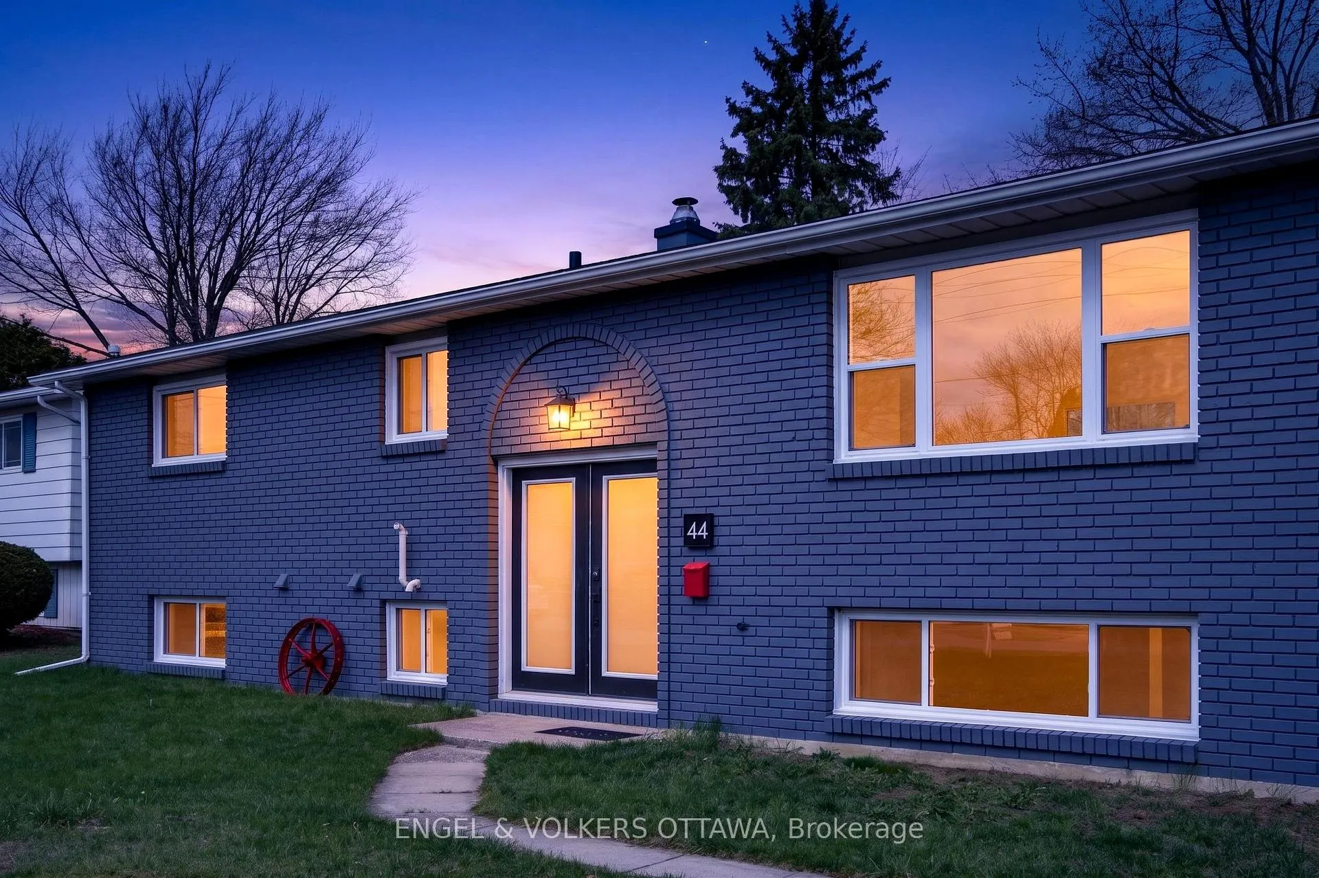 Photo 1 of 44 Carol Crescent, Smiths Falls — HOMEH