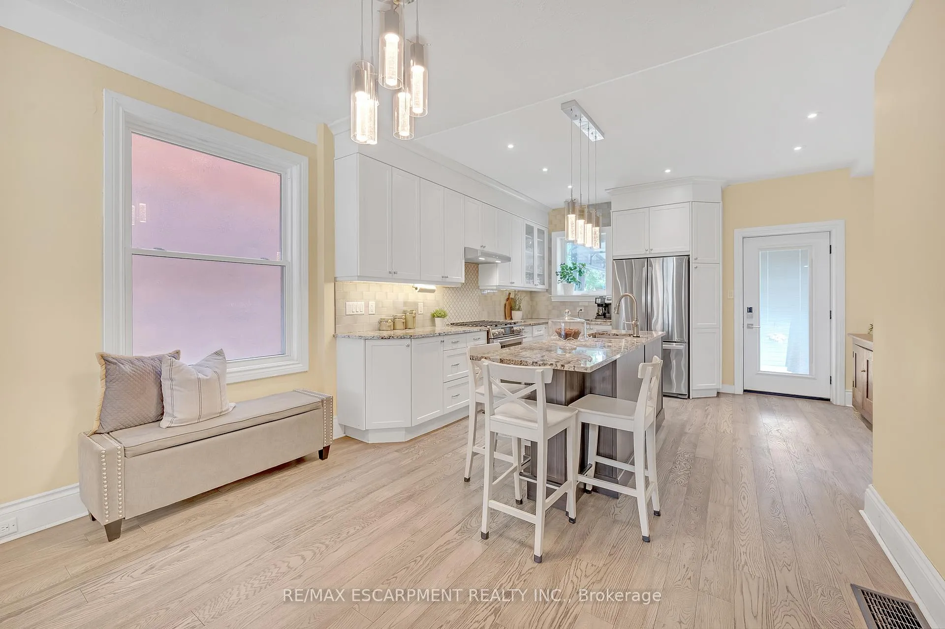 Photo 3 of 226 Balsam Avenue S, Hamilton, Blakeley — HOMEH