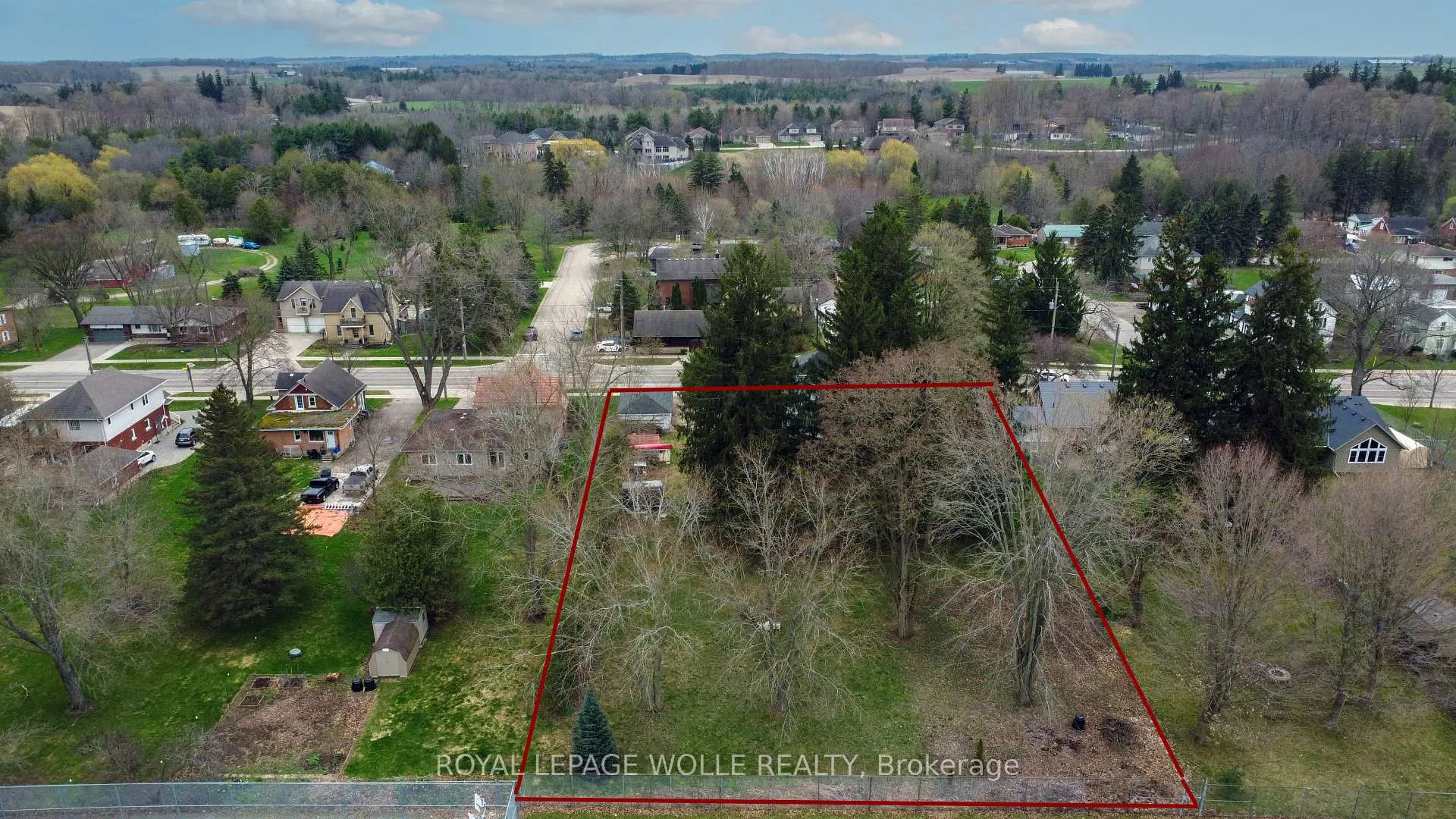Photo 2 of 1408 Bridge Street S, Wilmot — HOMEH