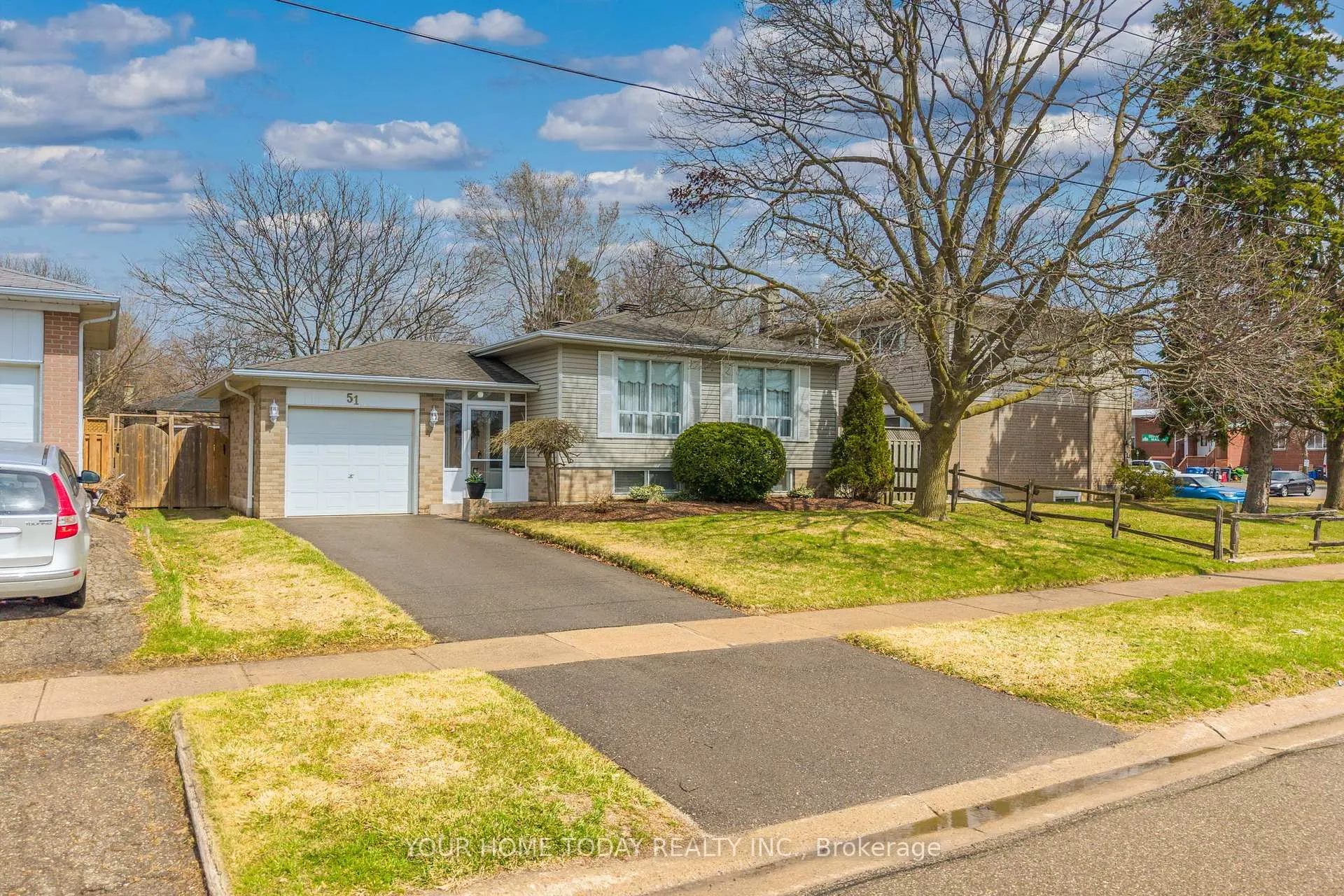 Photo 2 of 51 Faludon Drive, Halton Hills, Georgetown — HOMEH