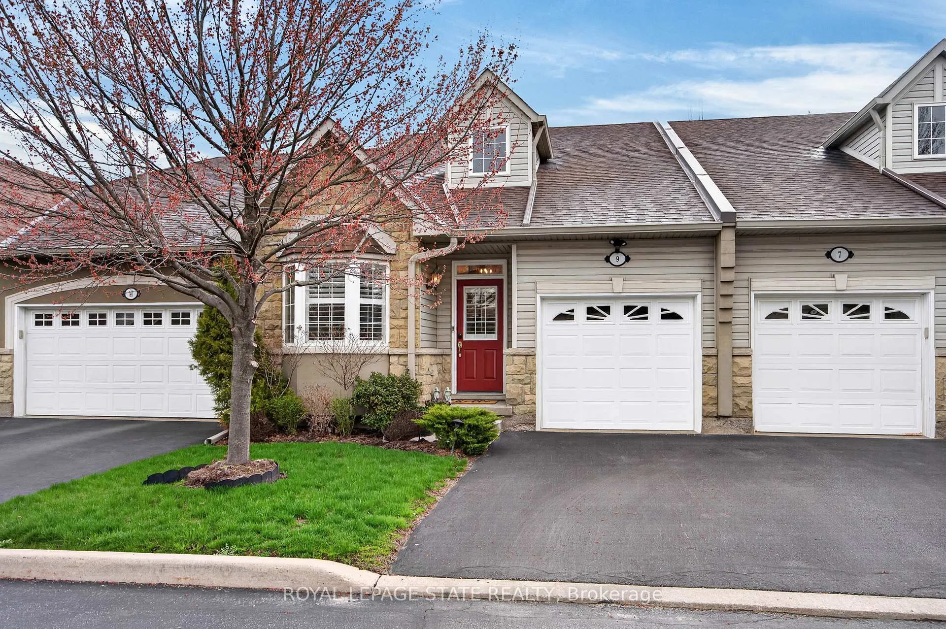 Photo 1 of Unit 9, 212 Stonehenge Drive, Hamilton, Meadowlands — HOMEH
