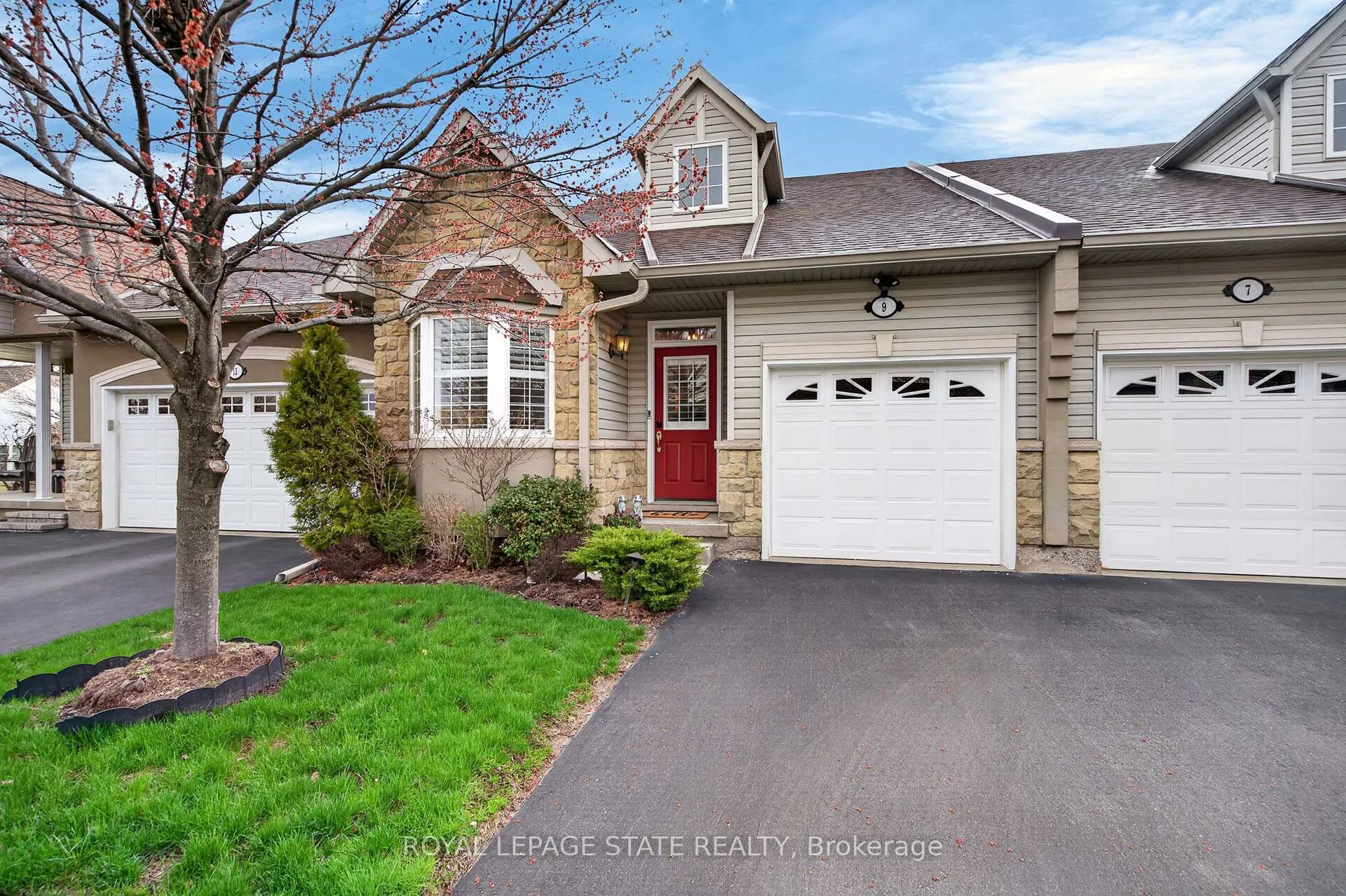 Photo 2 of Unit 9, 212 Stonehenge Drive, Hamilton, Meadowlands — HOMEH