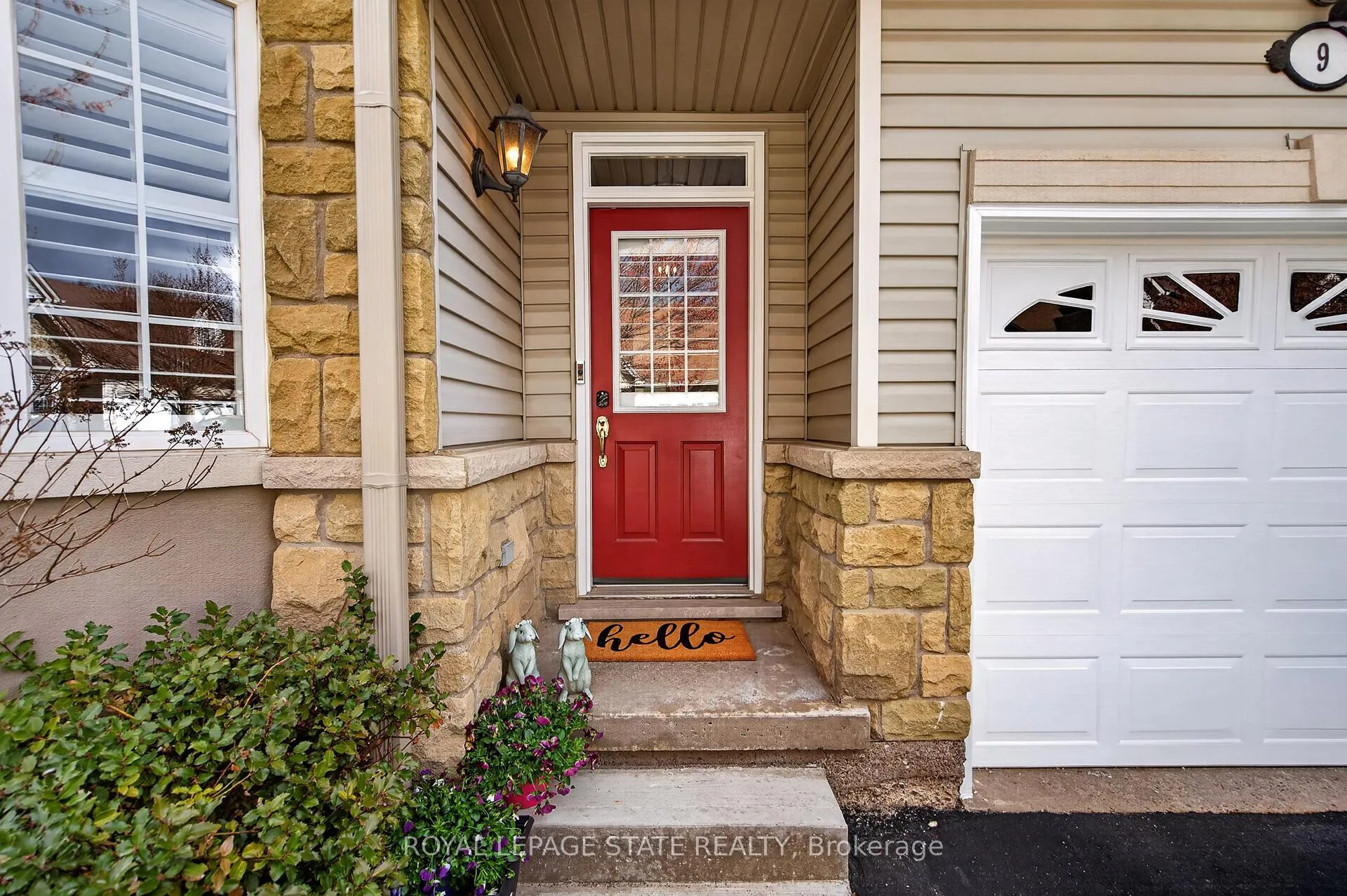 Photo 3 of Unit 9, 212 Stonehenge Drive, Hamilton, Meadowlands — HOMEH