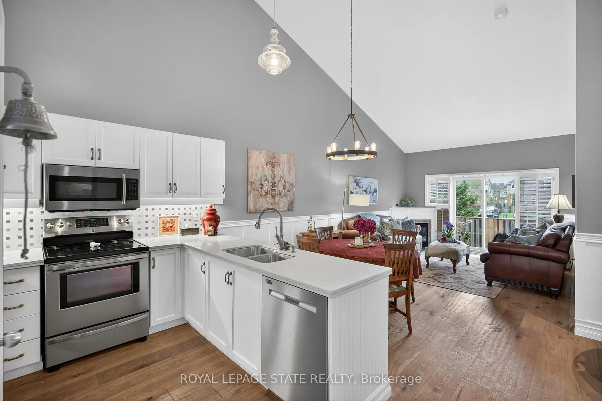 Photo 9 of Unit 9, 212 Stonehenge Drive, Hamilton, Meadowlands — HOMEH