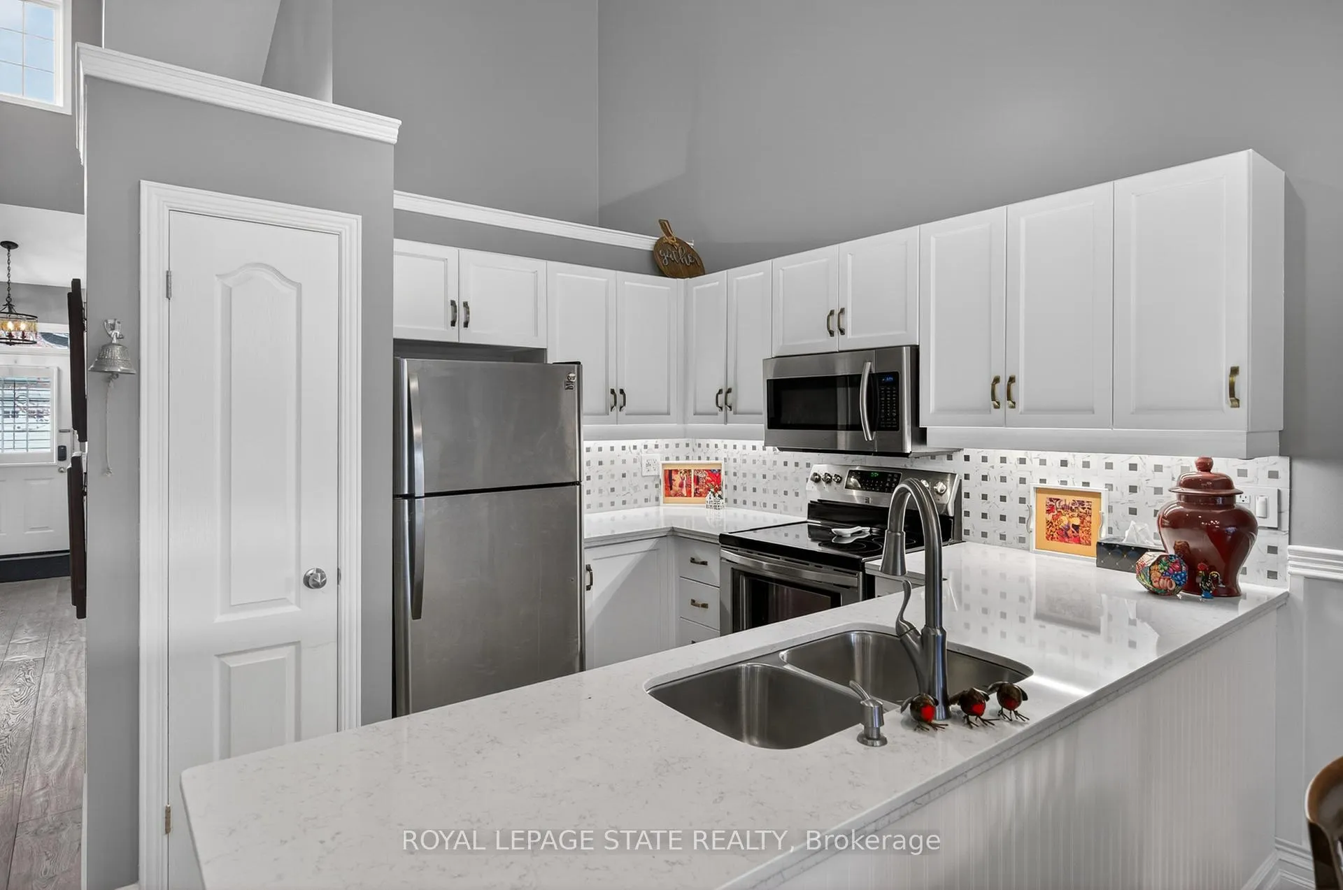 Photo 11 of Unit 9, 212 Stonehenge Drive, Hamilton, Meadowlands — HOMEH