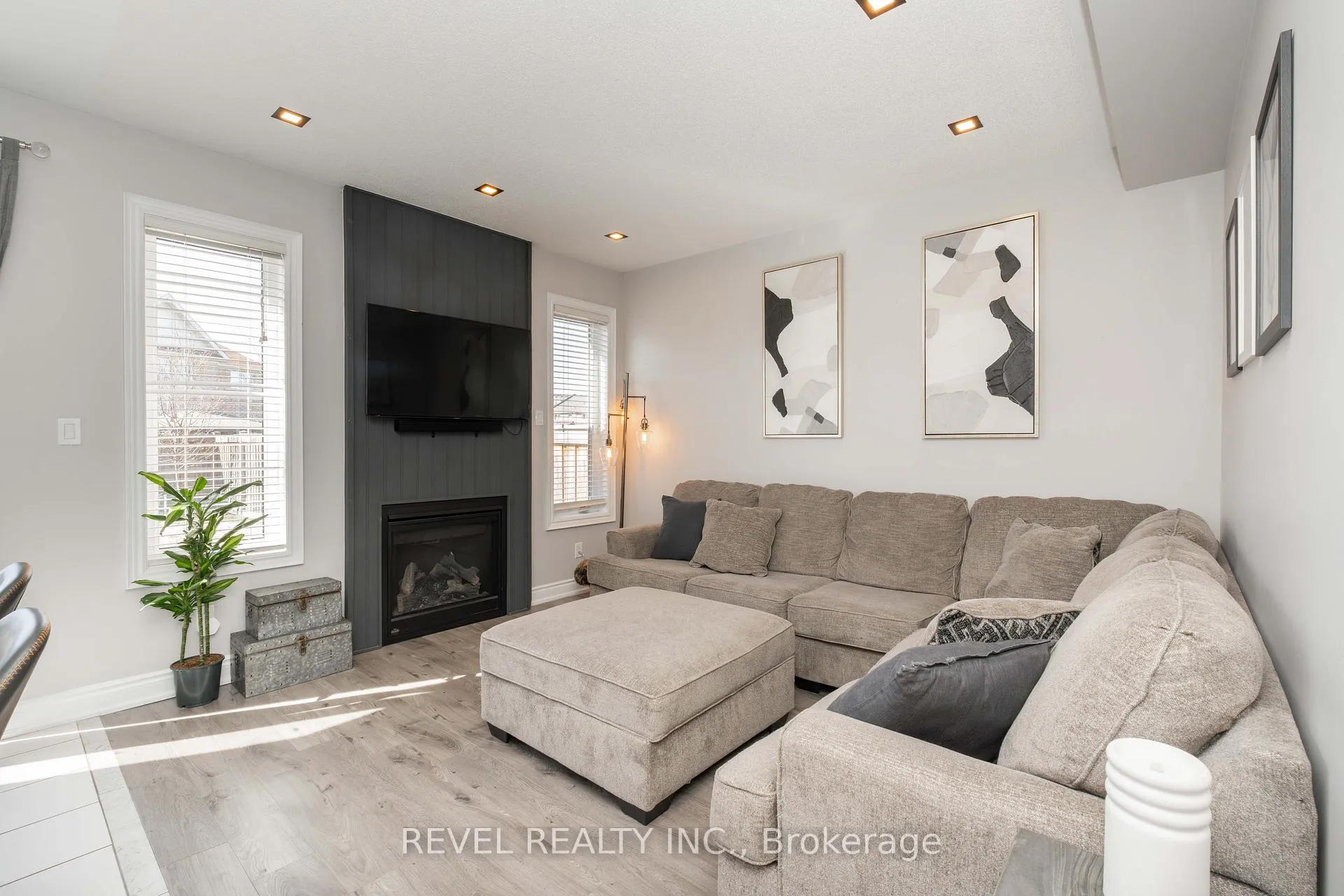 Photo 3 of 18 Jackson Drive, New Tecumseth, Tottenham — HOMEH