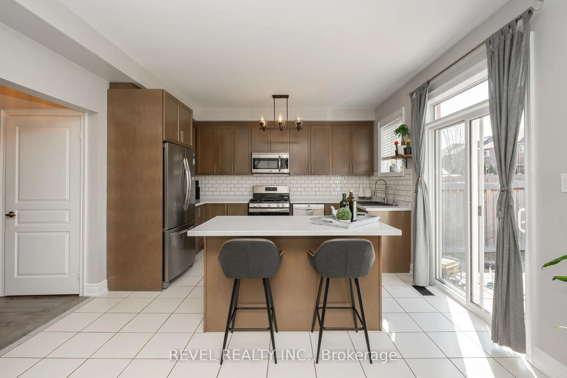 Photo 5 of 18 Jackson Drive, New Tecumseth, Tottenham — HOMEH