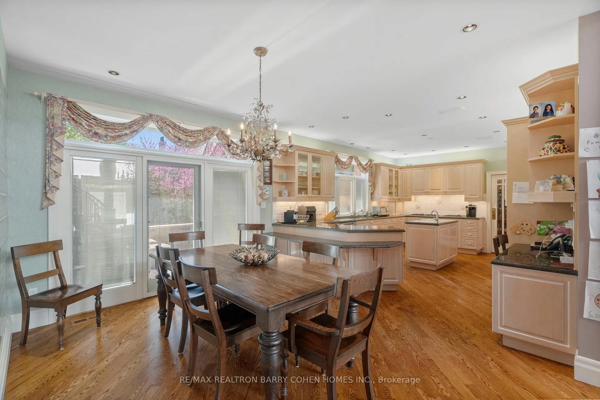 Photo 7 of 19 Vernham Avenue, North York, St. Andrew-Windfields — HOMEH